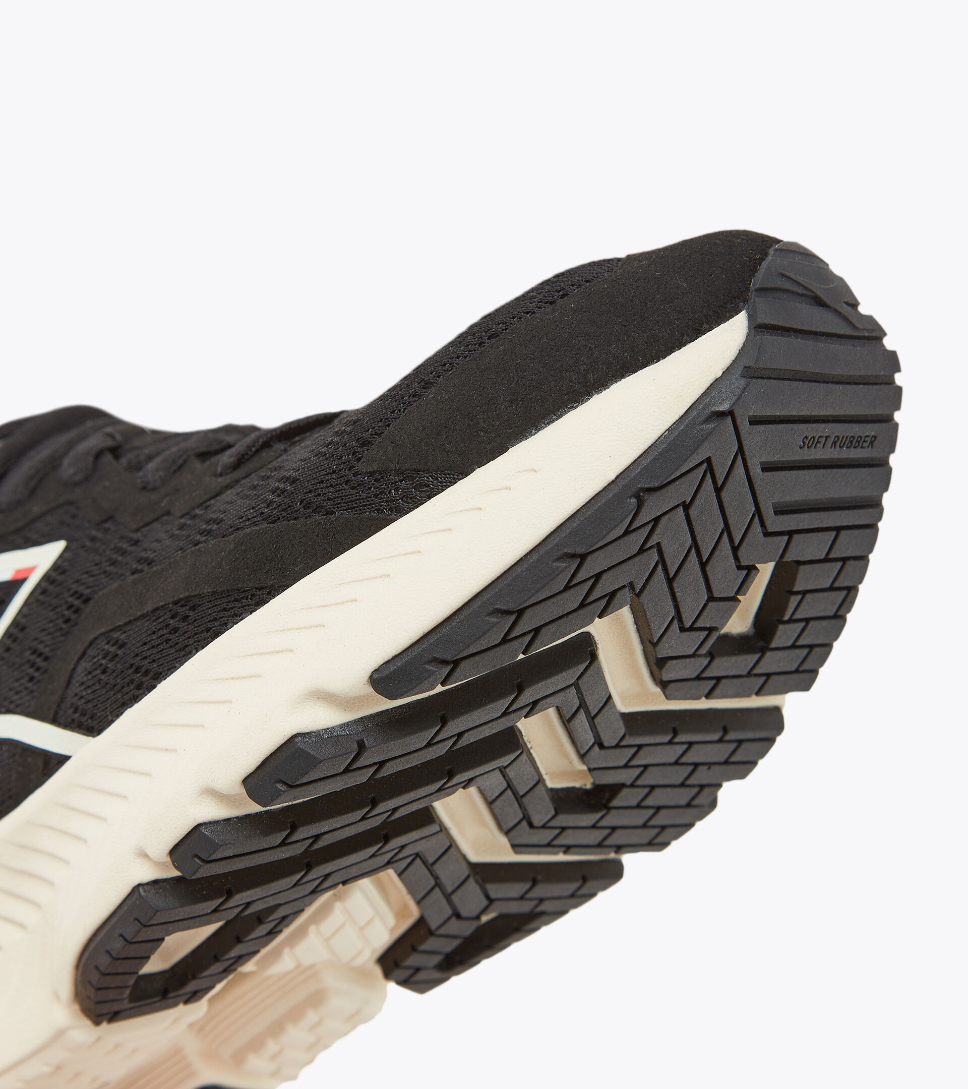 Running shoes - Women MYTHOS BLUSHIELD VOLO 3 W BLACK/WHISPER WHITE - Diadora