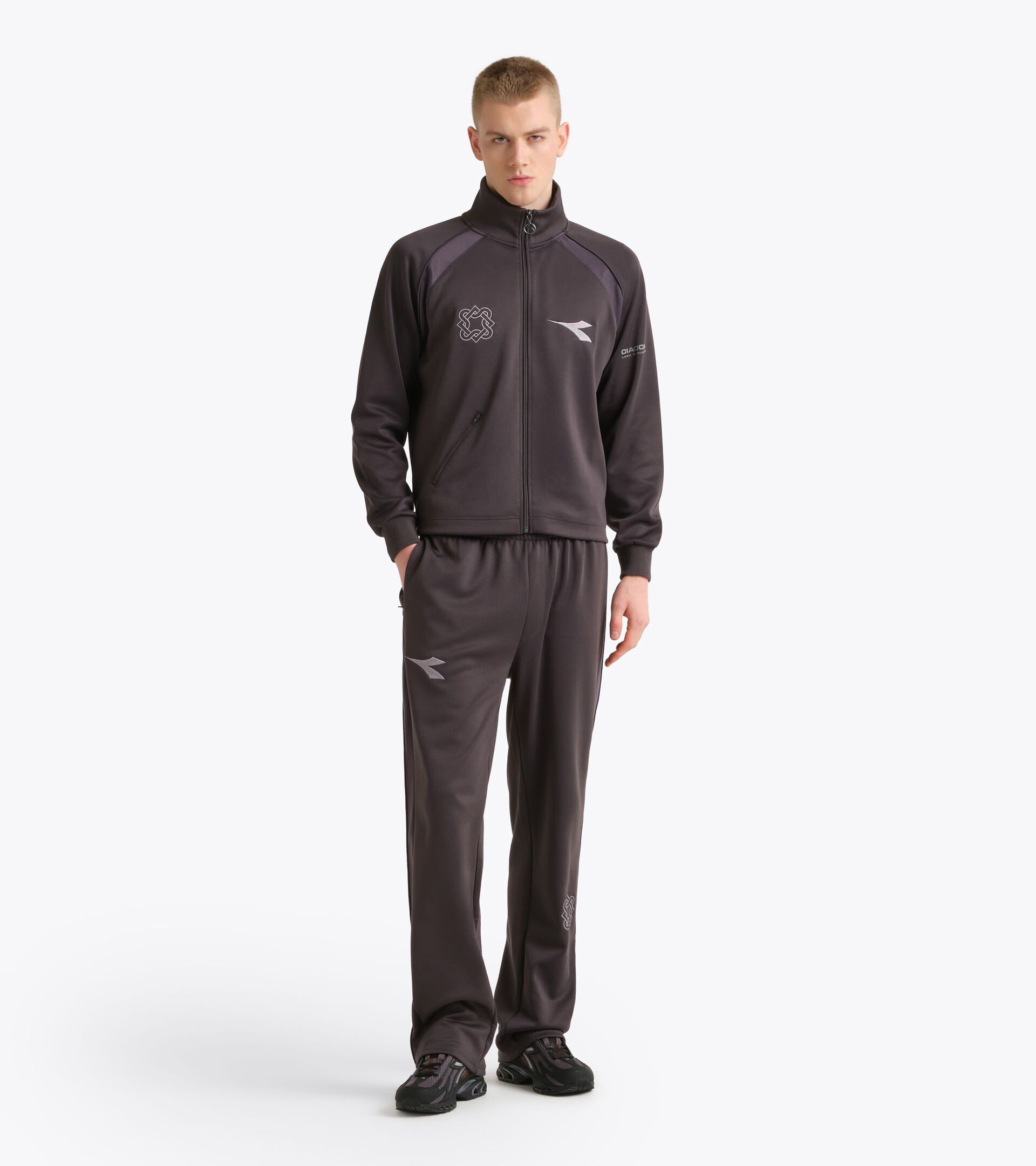 Chaqueta de ch&aacute;ndal cl&aacute;sica de los 80, reinterpretada por Lack of Guidance TRACK JACKET LACK OF GUIDANCE IMAN - Diadora