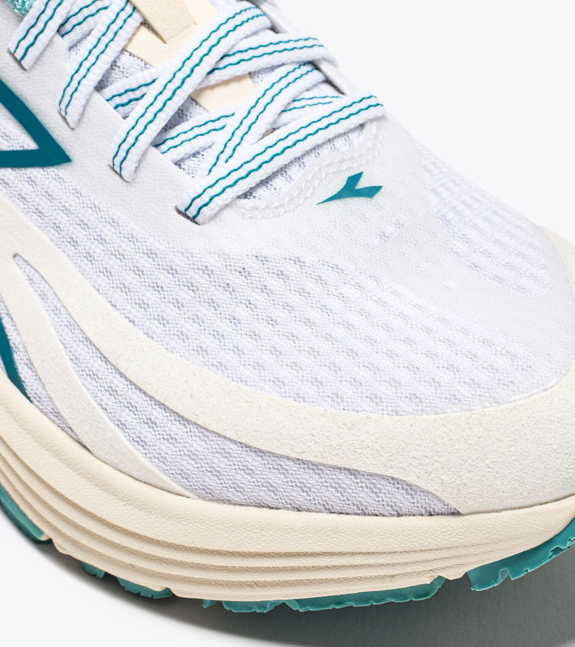 Running shoe - Cushioning and protection - Women’s
 MYTHOS BLUSHIELD 9 VORTICE W WHITE/WHISPER WHITE - Diadora