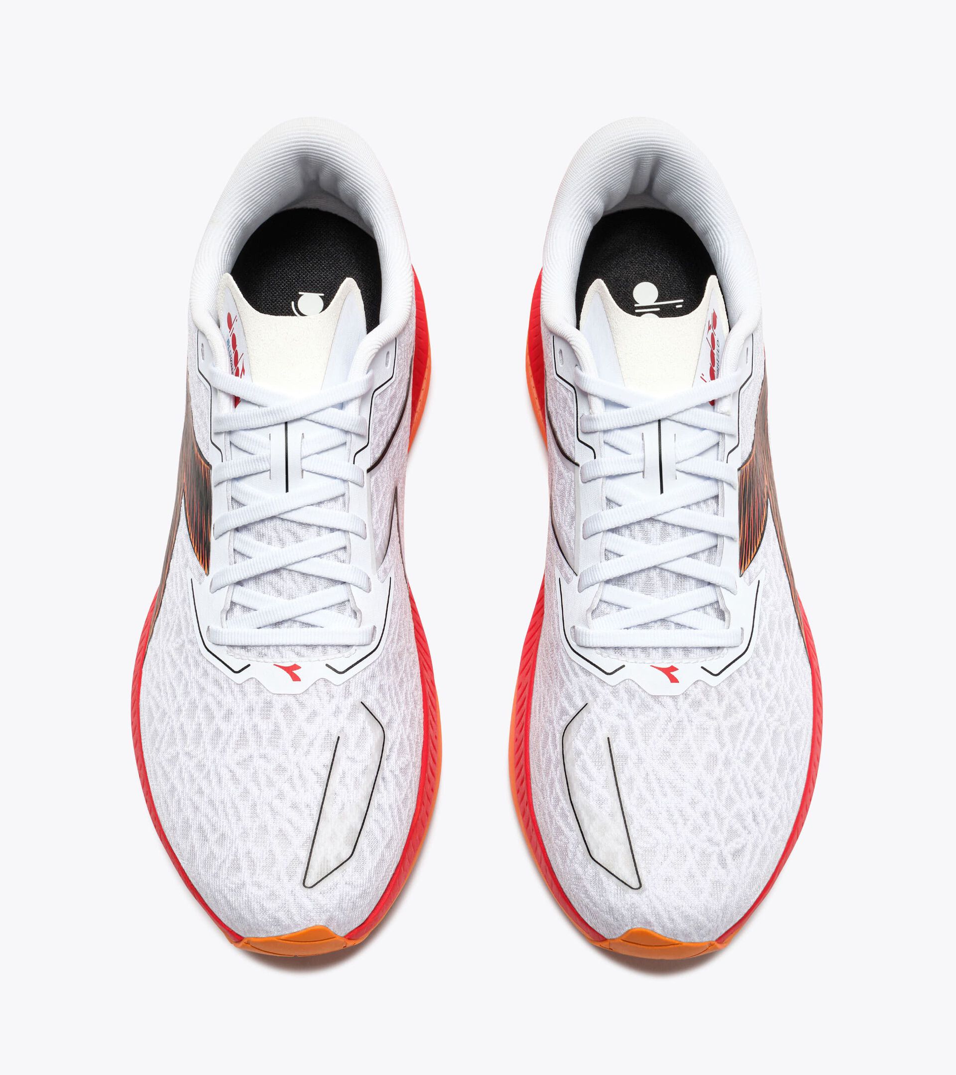 Running shoe - Stability and lightness - Men&rsquo;s MYTHOS BLUSHIELD VOLO 6 WHITE /ORANGE PEEL /FIERY RED - Diadora