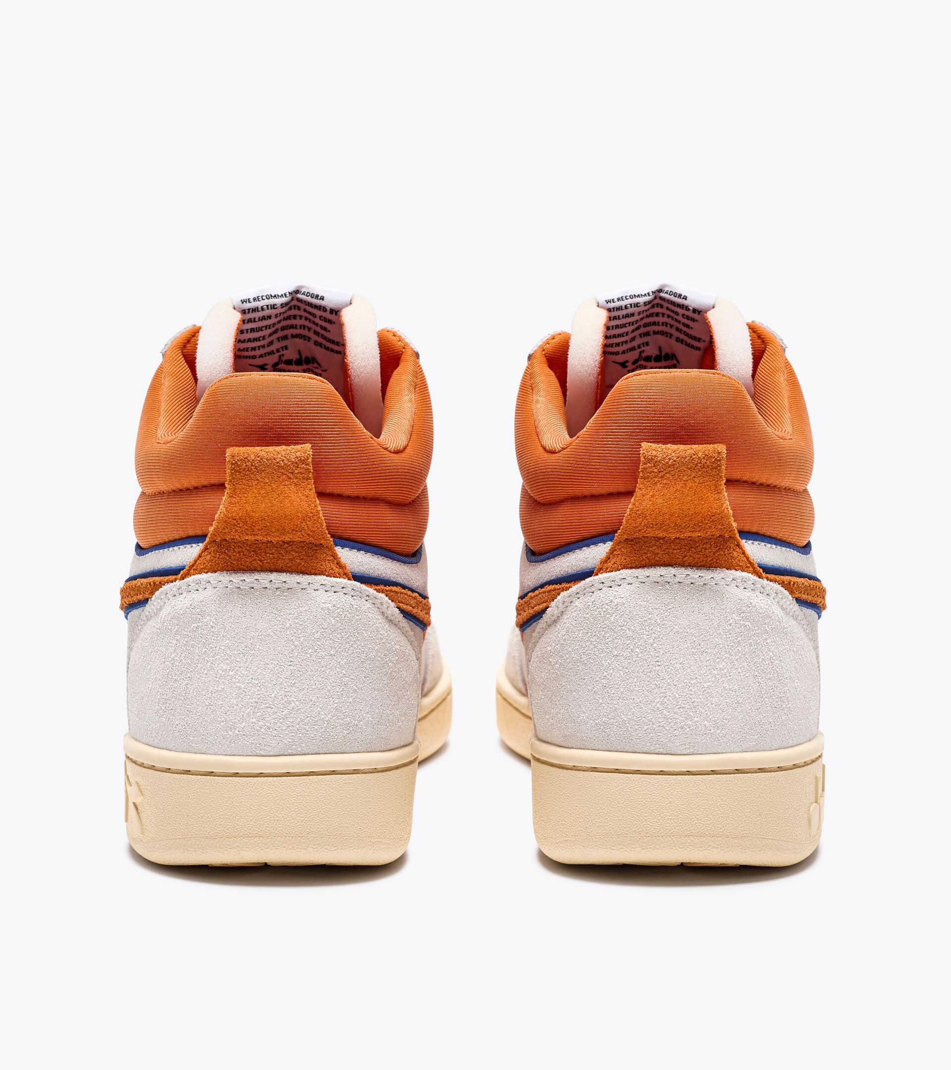 Sporty sneakers - All-Gender MAGIC BASKET DEMI CUT SUEDE LEATHER SUPER WHITE /PERSIMMON ORANGE - Diadora