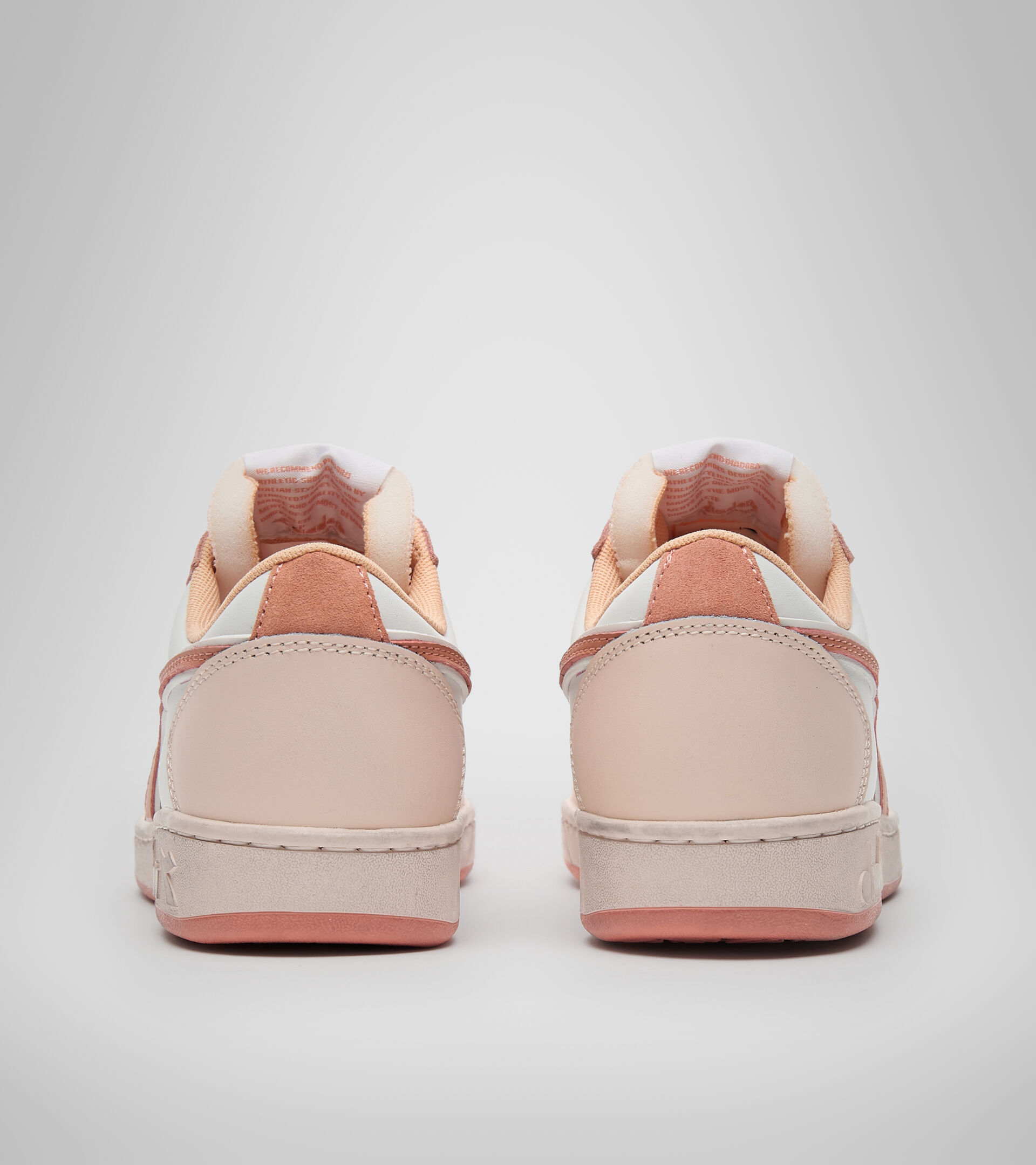 Sports shoes - Women MAGIC BASKET LOW ICONA WN CORAL HAZE/BEACH SAND/BLC DE B - Diadora