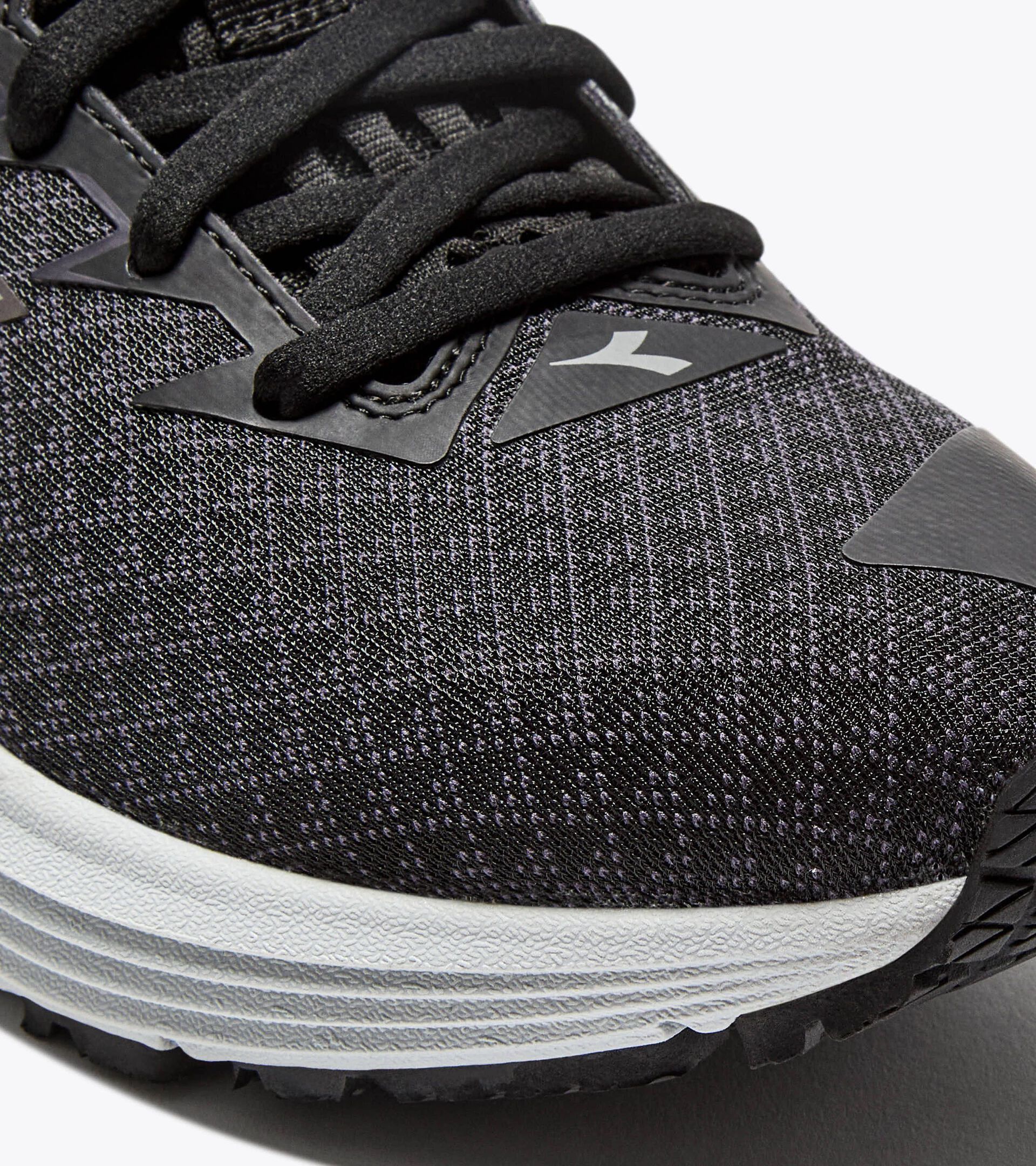 Running shoe with reflective details - Cushioning and protection - Women’s
MYTHOS BLUSHIELD 10 VORTICE HIP W BLACK/GLACIER GRAY - Diadora