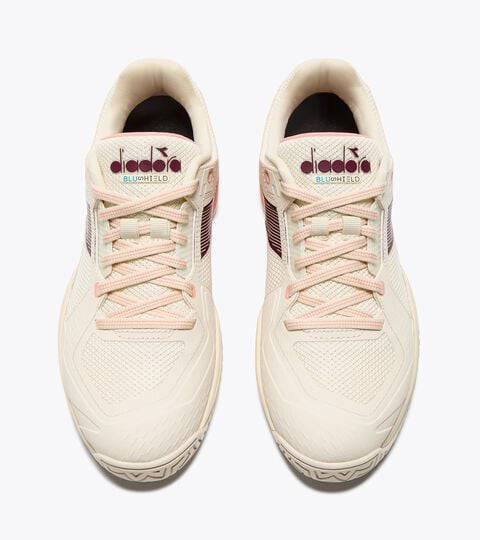 BLUSHIELD TORNEO 3 W AG, WHISPER WH/MAROON BAN/DES FLWR Tennis shoe for hard surfaces and clay courts - Protection and cushioning - Women’s BLUSHIELD TORNEO 3 W AG WHISPER WH/MAROON BAN/DES FLWR - Diadora