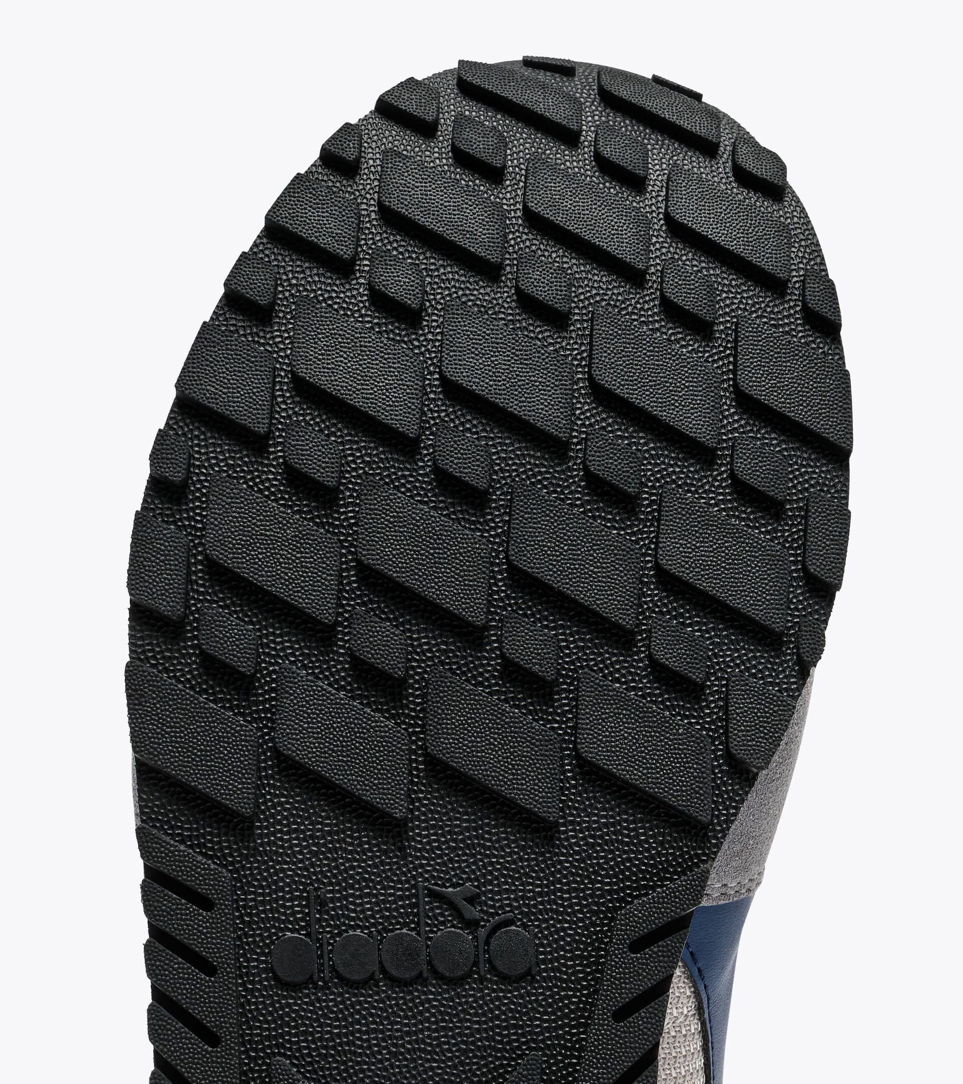 Zapatilla de ante - Para todos los g&eacute;neros
 CAMARO M2 GRIGIO FINALE /BLU LAPIS - Diadora