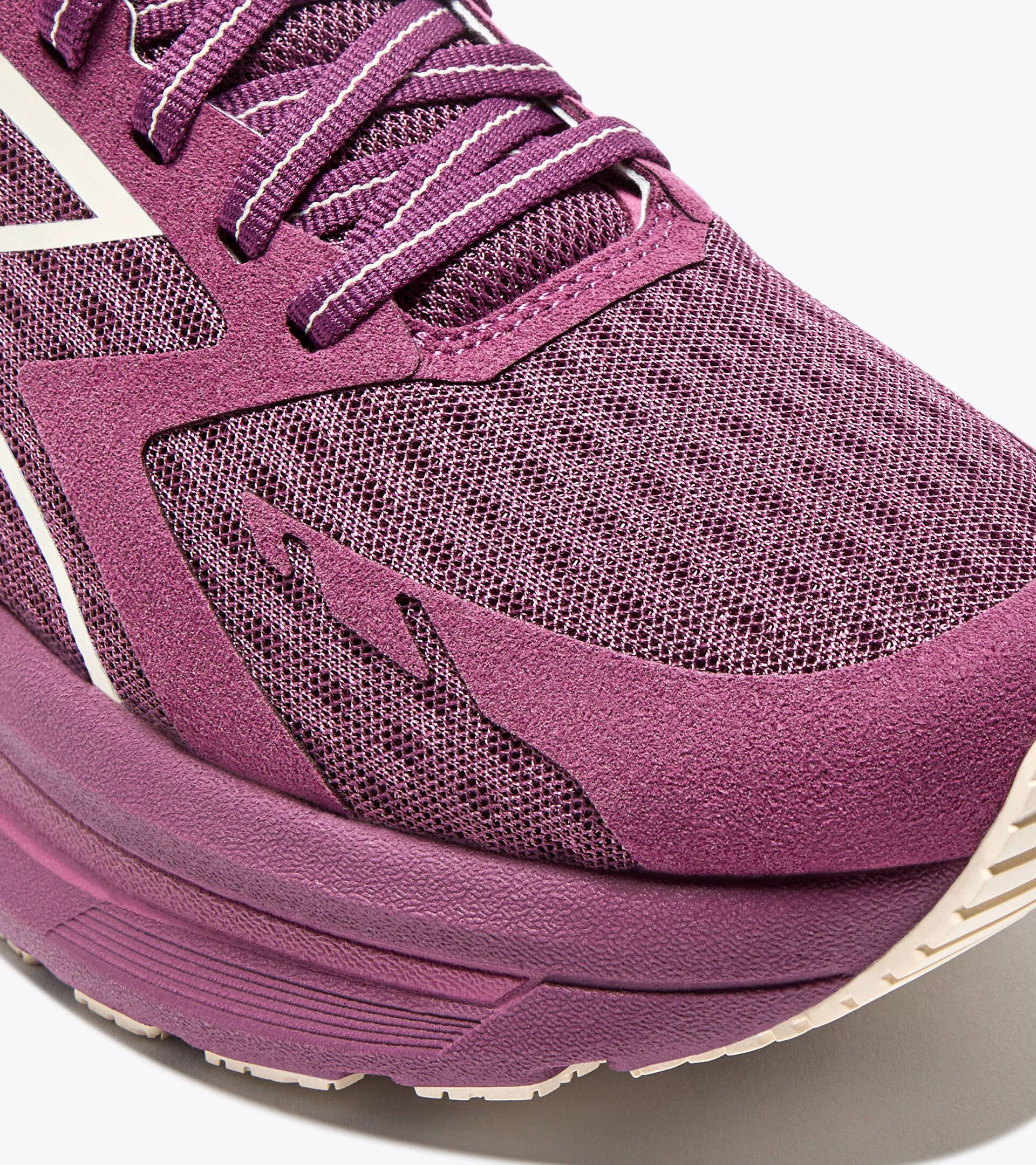 Running shoe - Comfort and stability - Women’s
CELLULA W RED VIOLET/WHISPER WHITE - Diadora