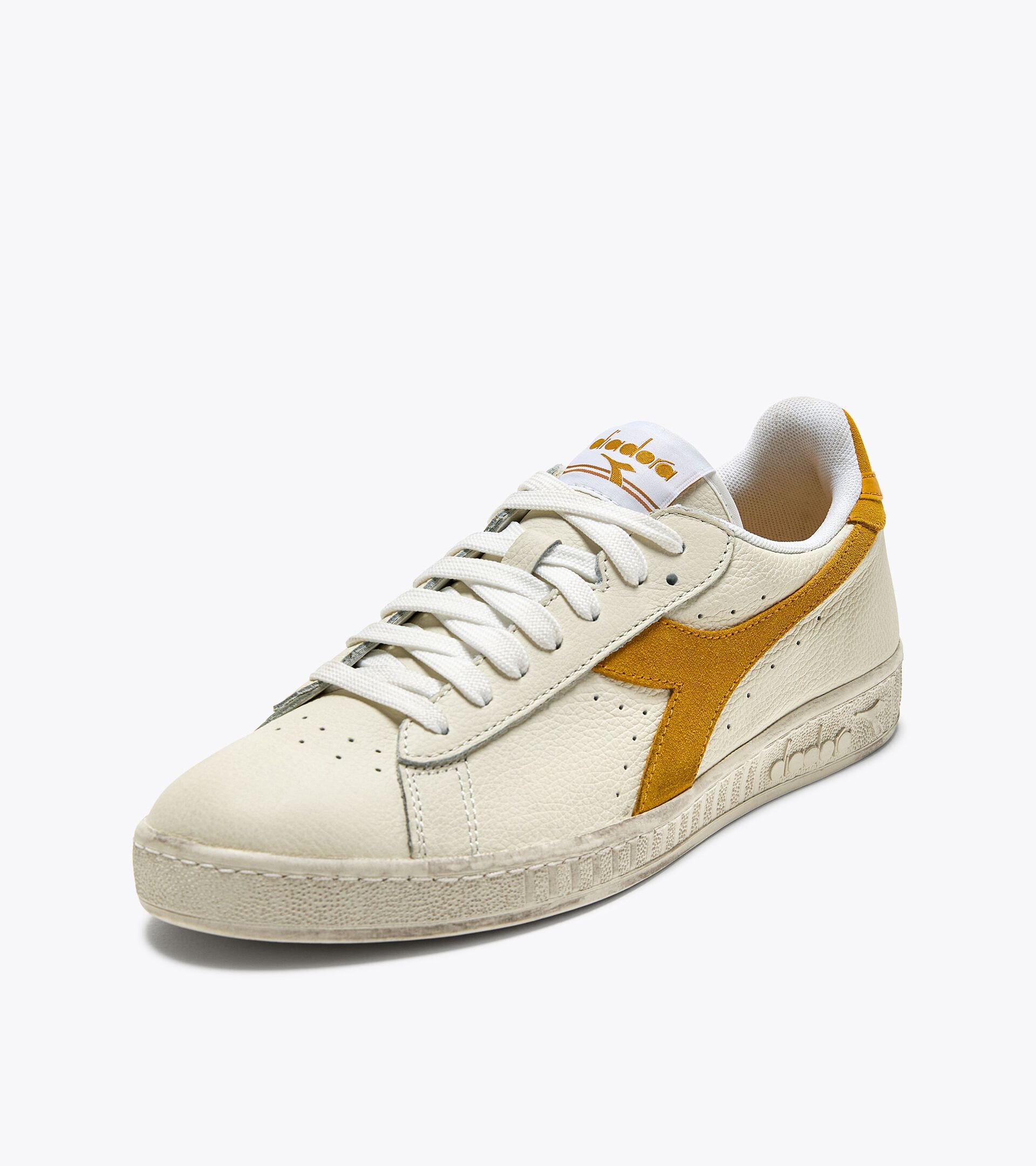 Sporty sneakers - Gender neutral GAME L LOW WAXED SUEDE POP WHITE/CALENDULA - Diadora