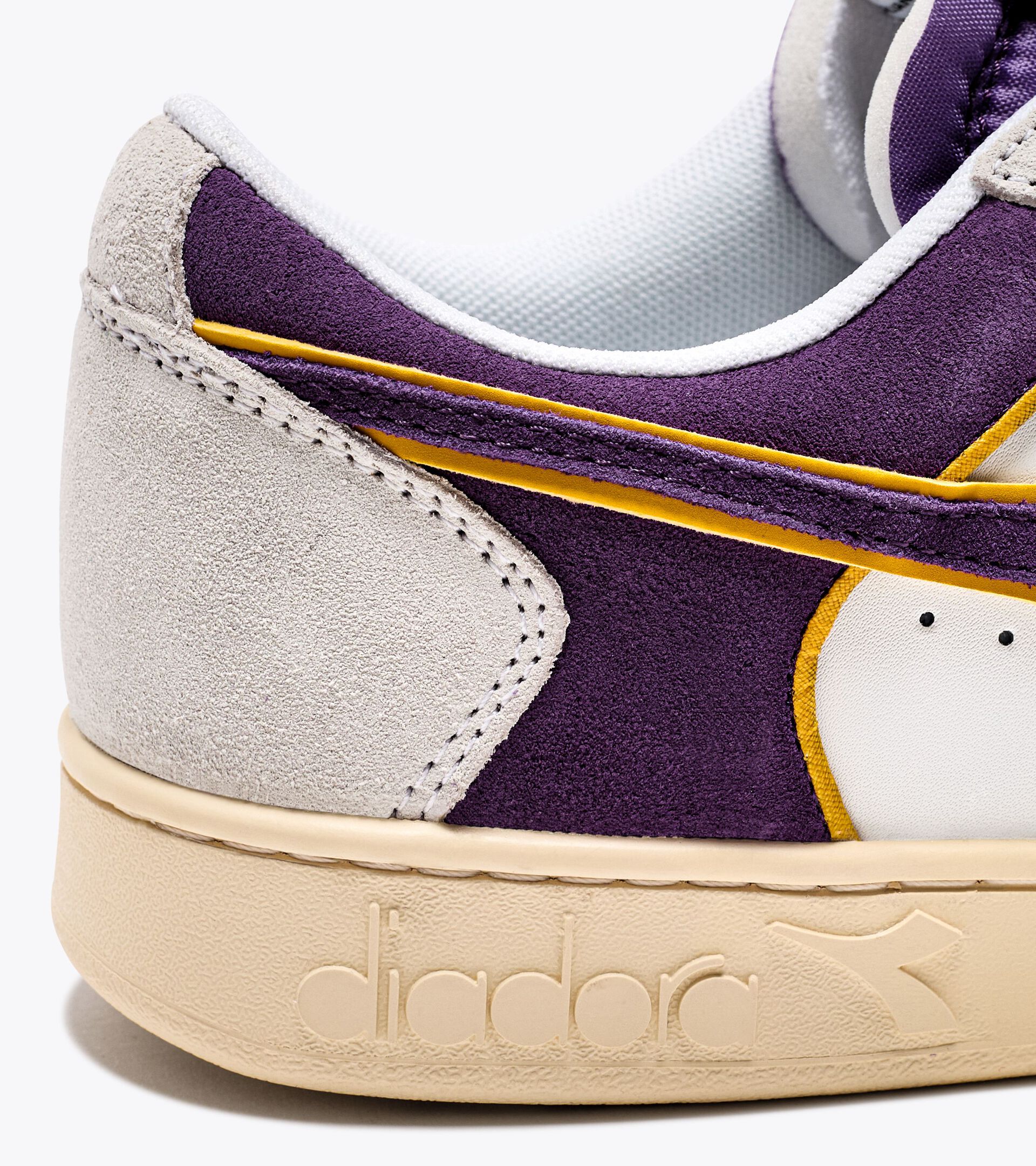 Sporty sneakers - Unisex MAGIC BASKET LOW SUEDE LEATHER WHITE/DEEP LAVANDER VIOLET - Diadora