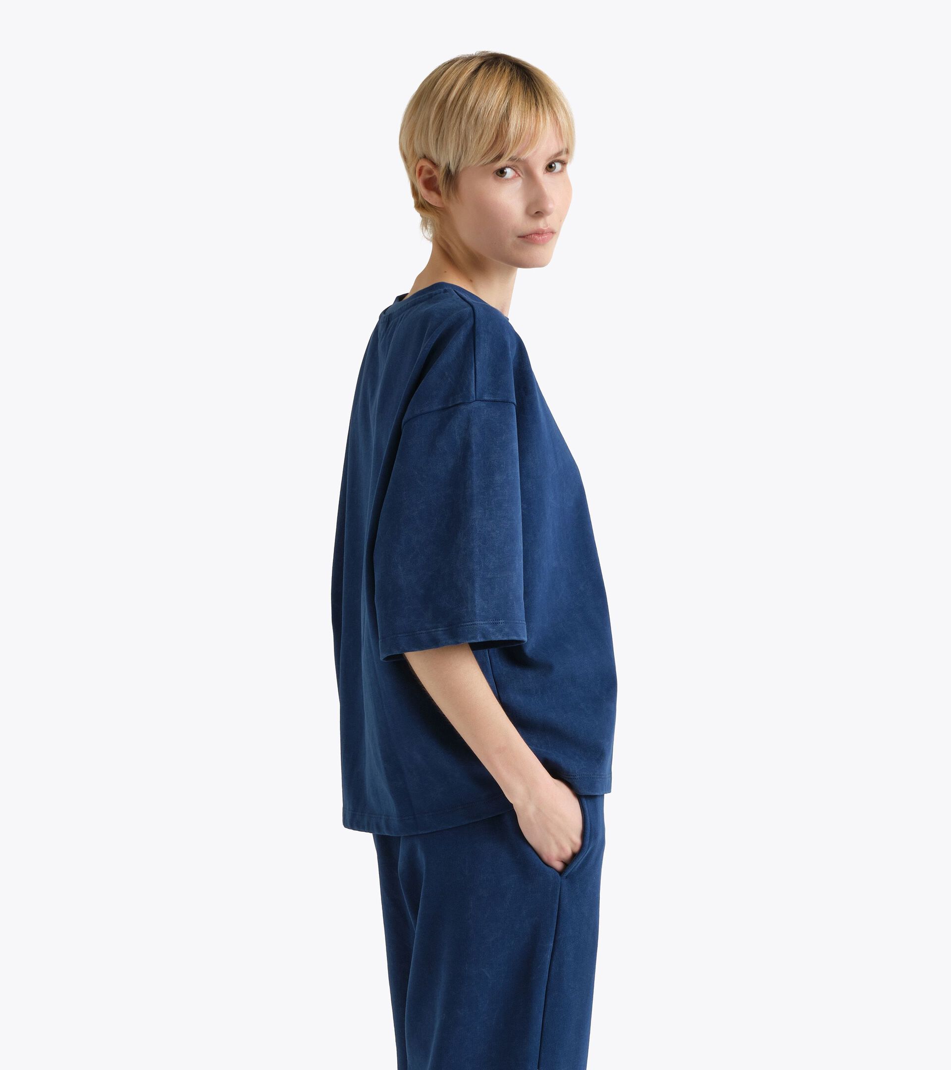 Retro-inspired Cotton T-shirt - Women&rsquo;s
 L. T-SHIRT SS AVENUE LAB I NAVY PEONY - Diadora