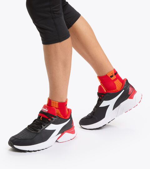 MYTHOS BLUSHIELD VIGORE, NERO/BIANCO/ROSSO FER.ITALIA Zapatillas de running - Hombre MYTHOS BLUSHIELD VIGORE NERO/BIANCO/ROSSO FER.ITALIA - Diadora