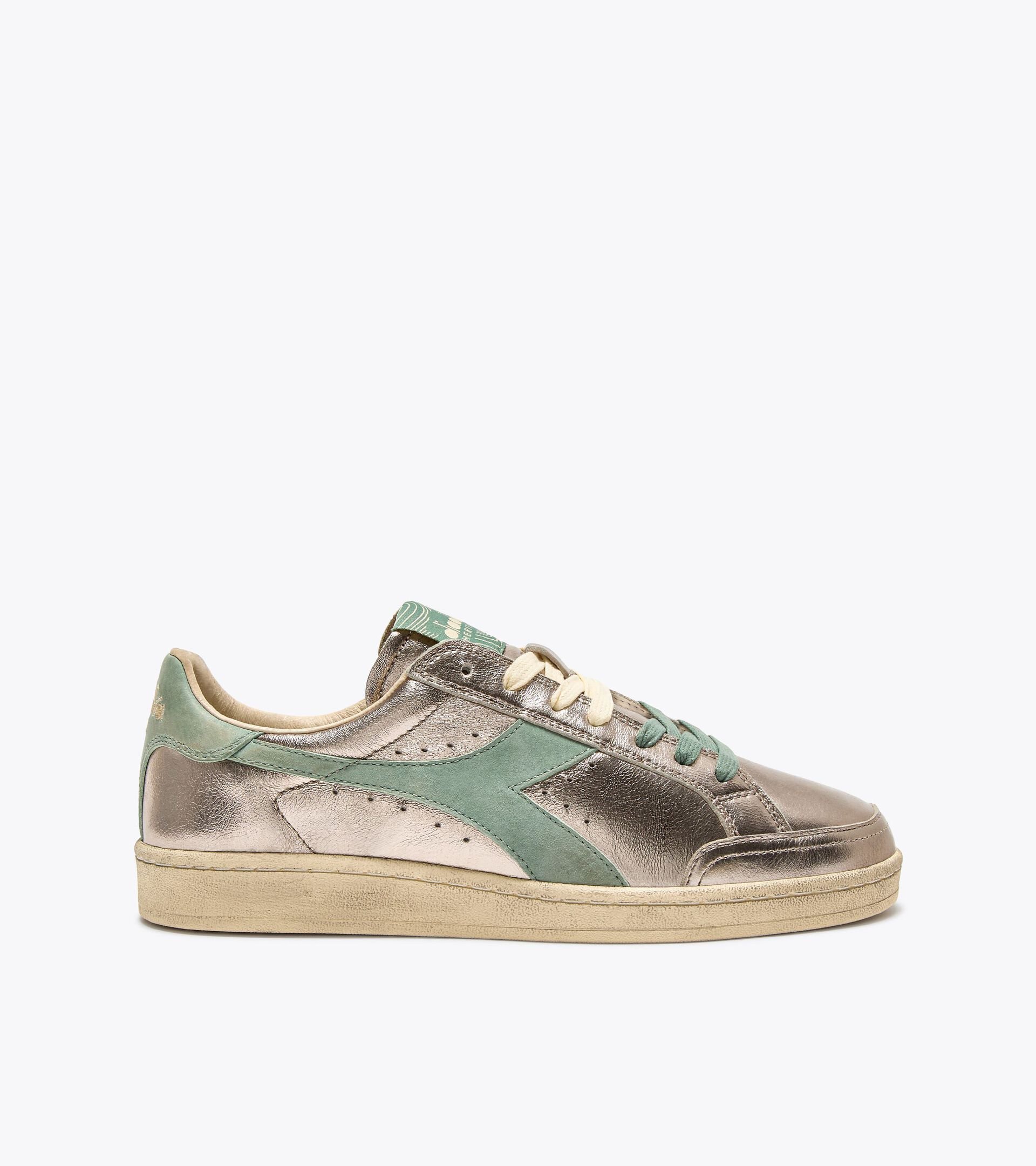 Zapatilla Heritage de piel metalizada - Para todos los géneros
PRESTIGE METAL USED BEIGE SESAMO - Diadora