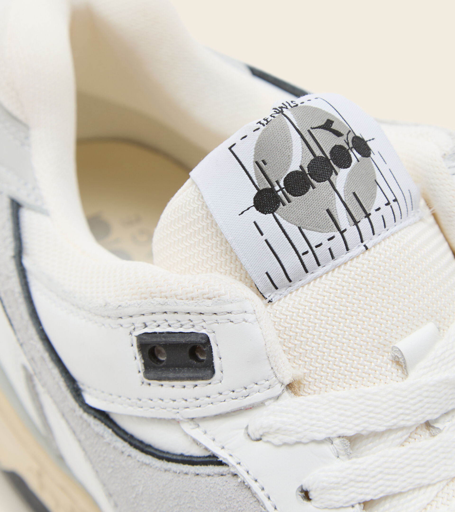 Made in Italy Heritage shoe - Unisex B.560 USED ITALIA WHITE /ALUMINUM - Diadora