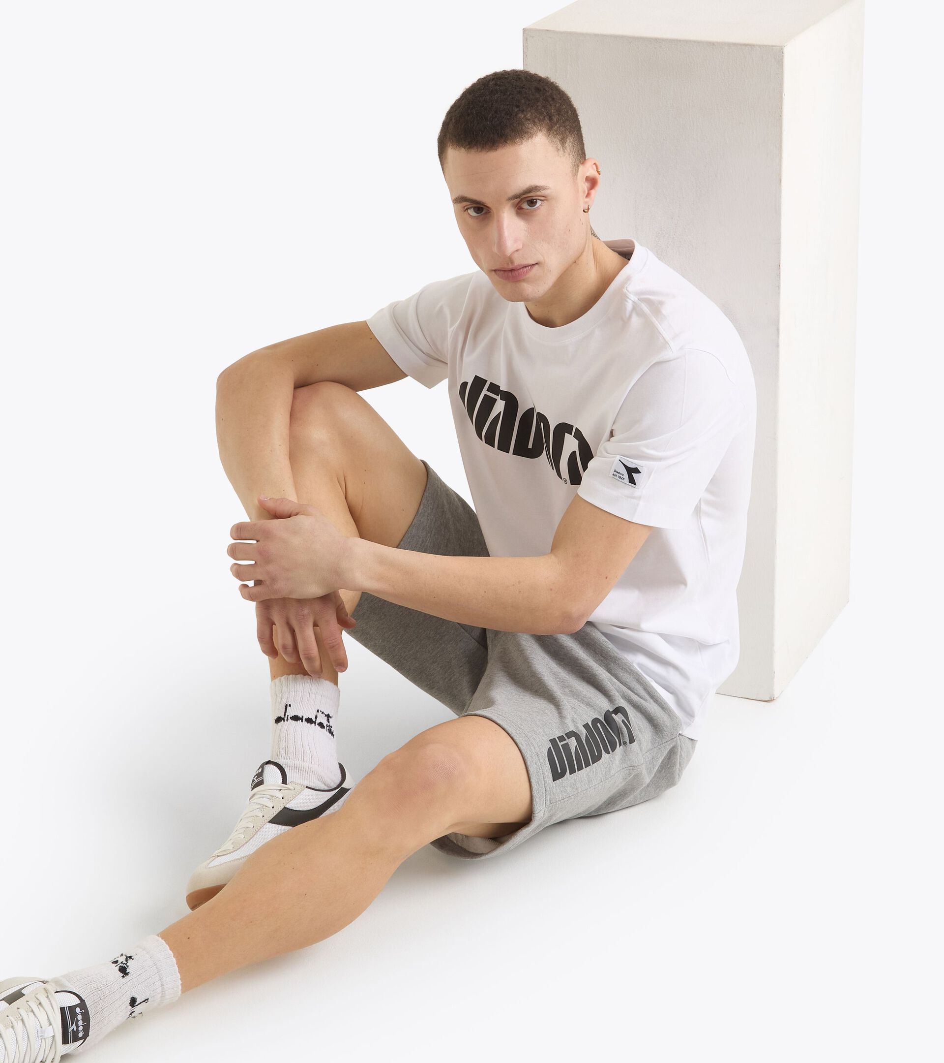 Pantalón corto deportivo - Para todos los géneros
 BERMUDA ATHL. LOGO EDIFICIOS ALTOS MEZCLA - Diadora