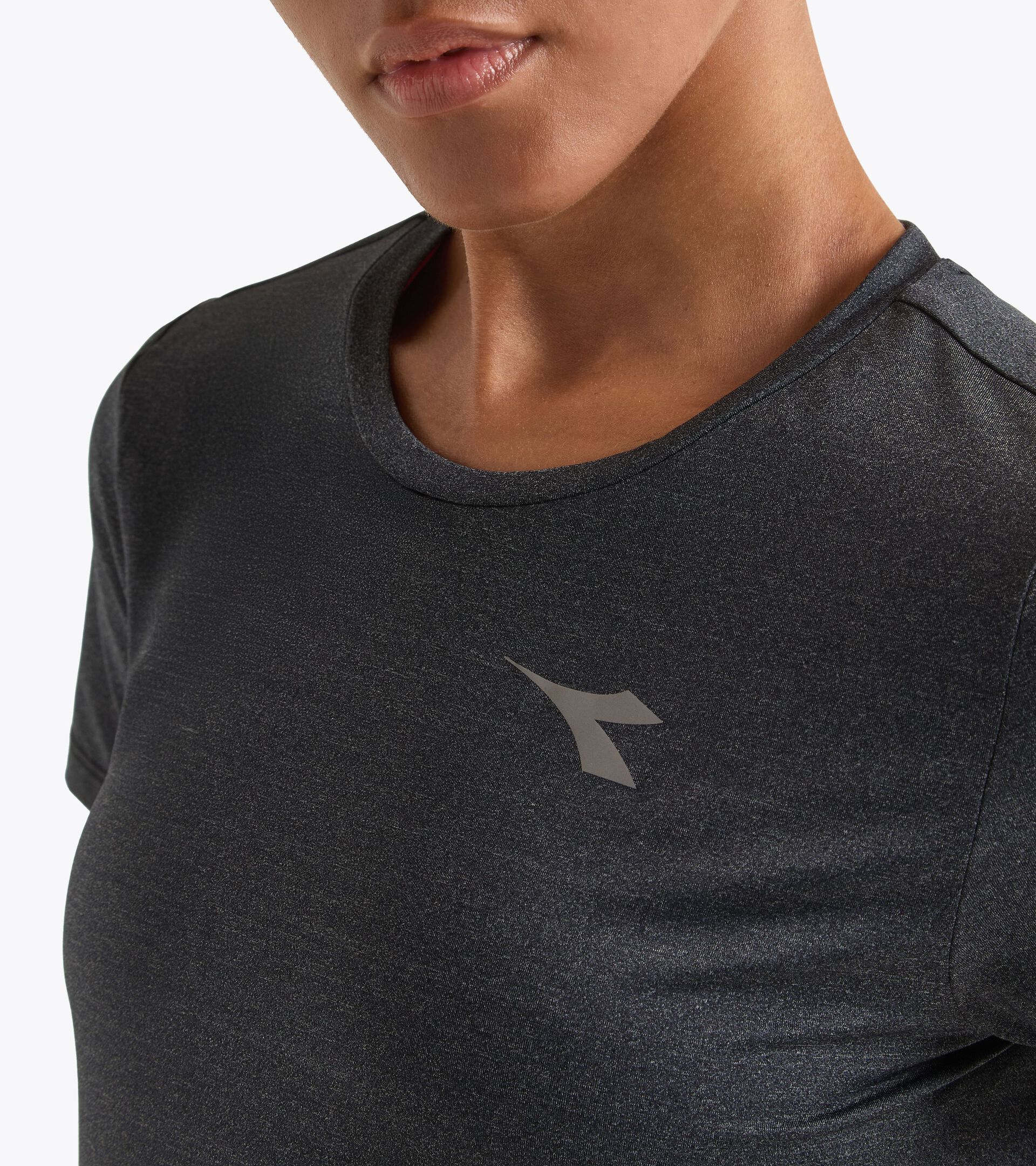 High performance running t-shirt - Women’s L. SS T-SHIRT TECH RUN CREW BLACK - Diadora