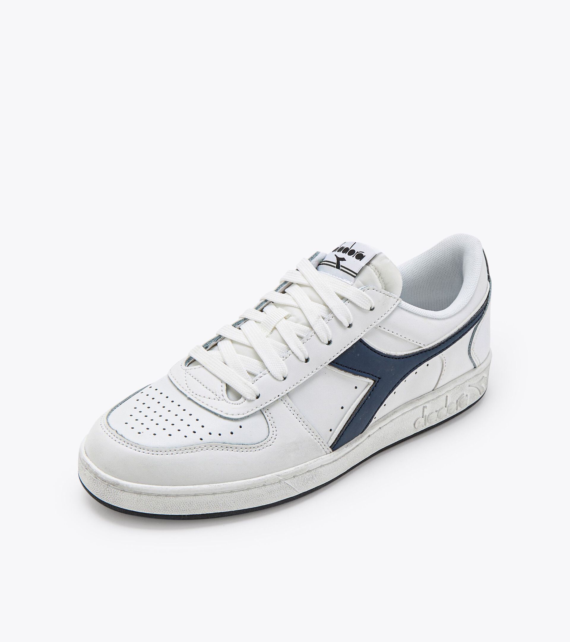 Sporty sneakers - Unisex MAGIC BASKET LOW ICONA WHITE /BLUE CASPIAN SEA - Diadora