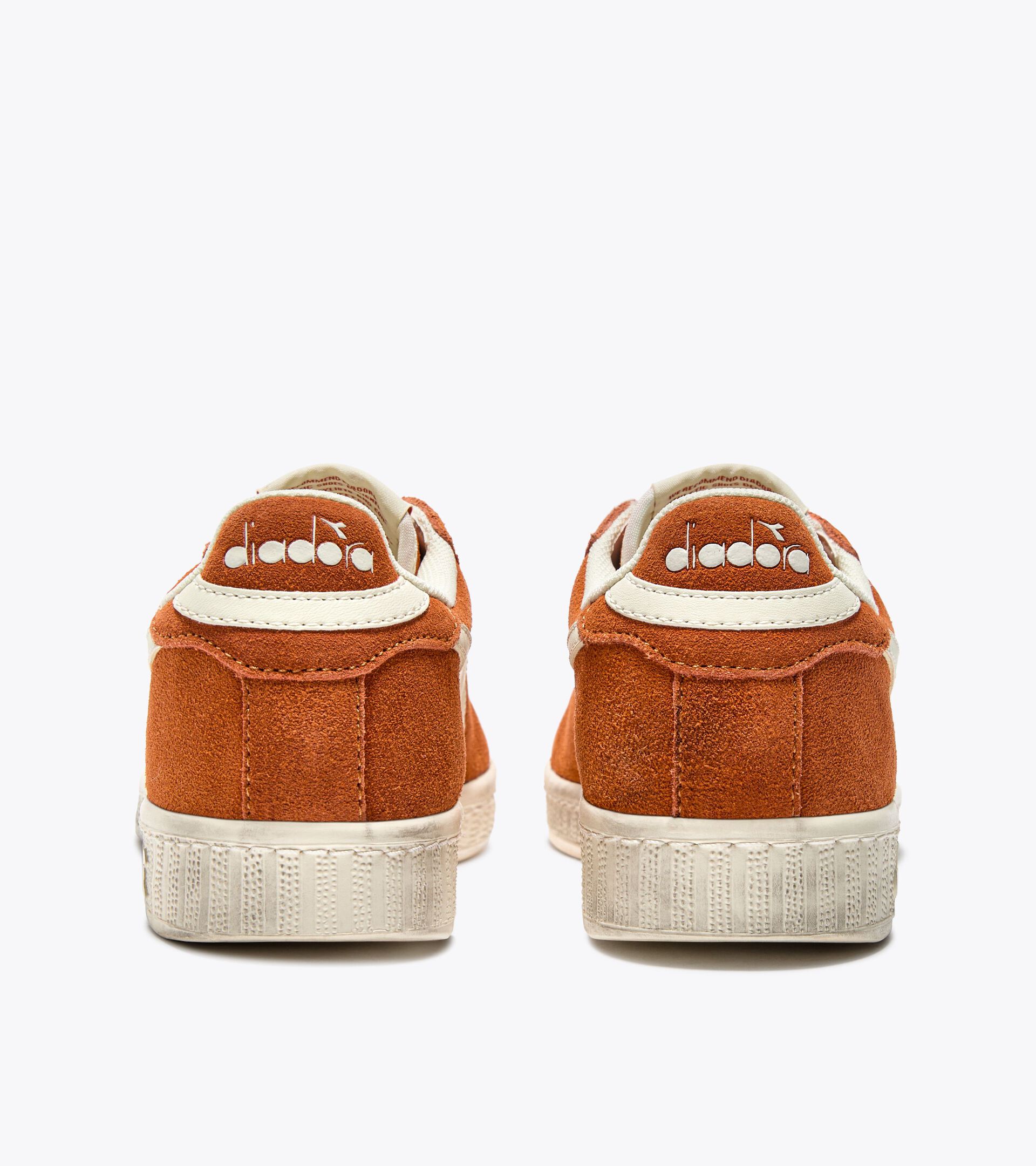 Sporty sneakers - All-Gender GAME L LOW SUEDE WAXED CORAL GOLD - Diadora