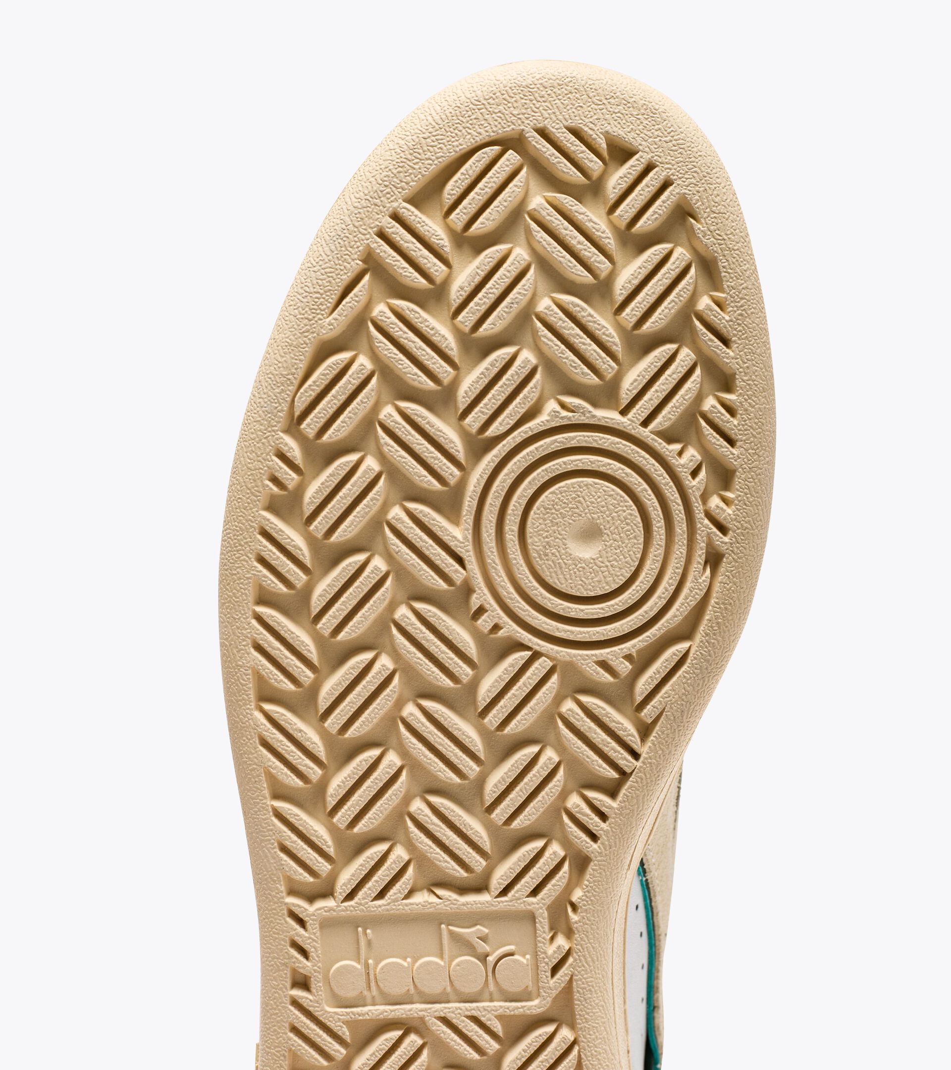 Sporty sneakers - All-Gender MAGIC BASKET LOW SUEDE LEATHER WHITE/FOGLIAGE GREEN - Diadora
