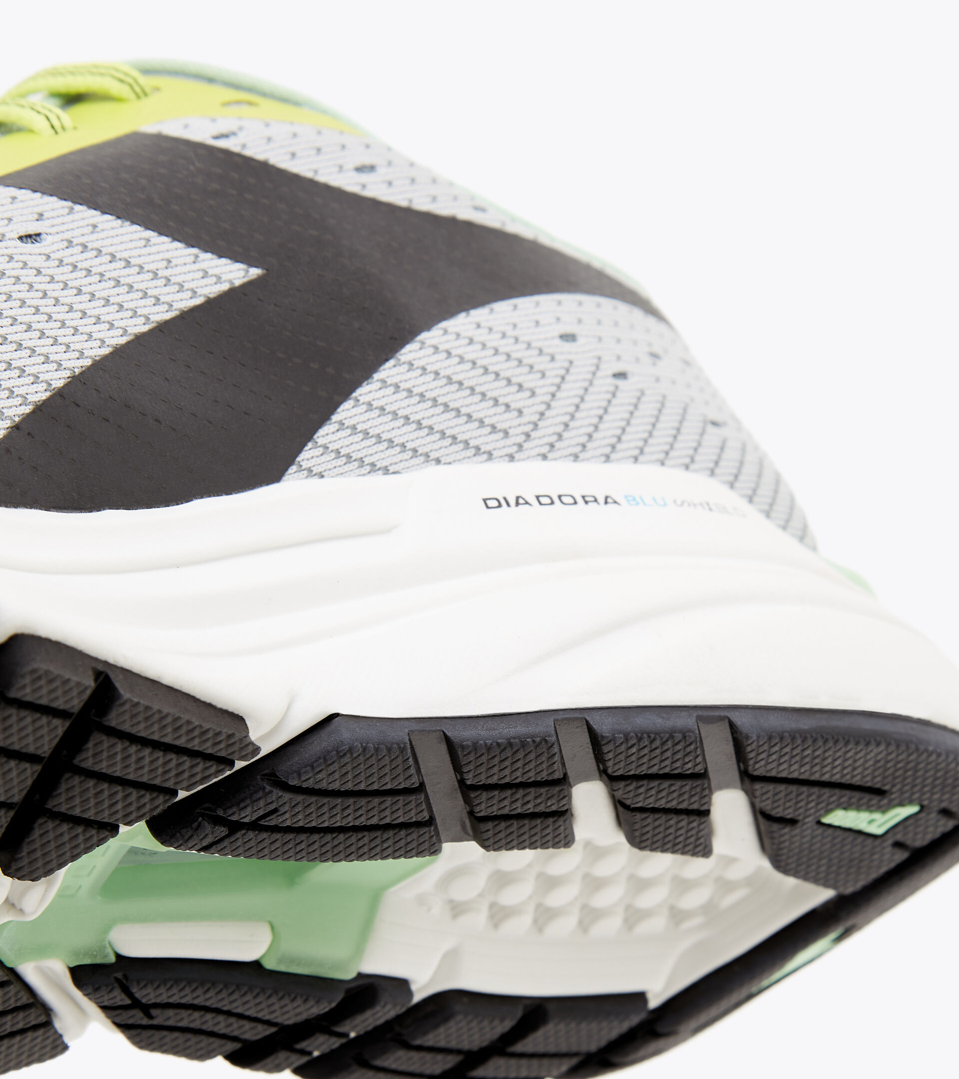 Chaussures de running - Femme MYTHOS BLUSHIELD 6 W ARGENT DD/GRIS ACIER/NOIR - Diadora