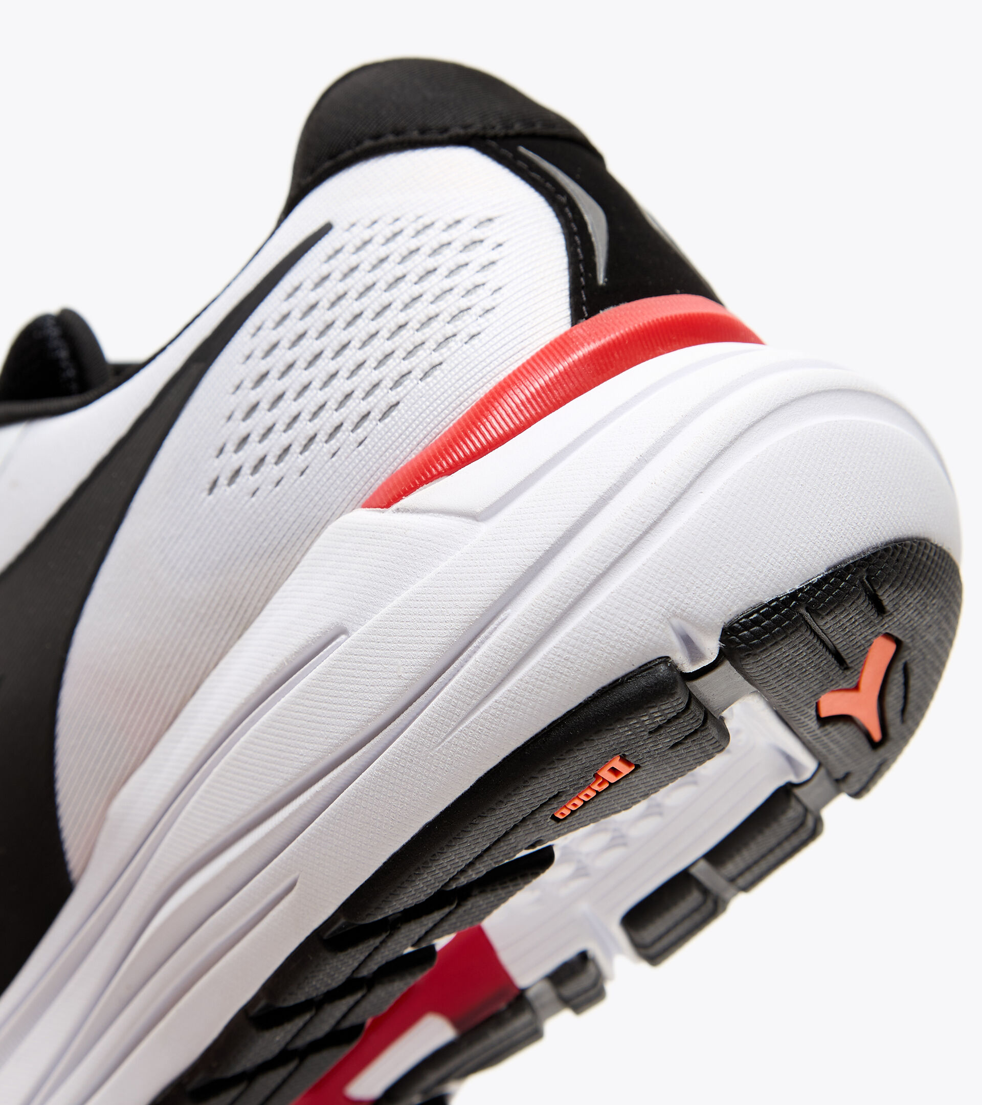 Running shoes - Men MYTHOS BLUSHIELD 7 VORTICE WHITE/BLACK/VERMILLION ORANGE - Diadora