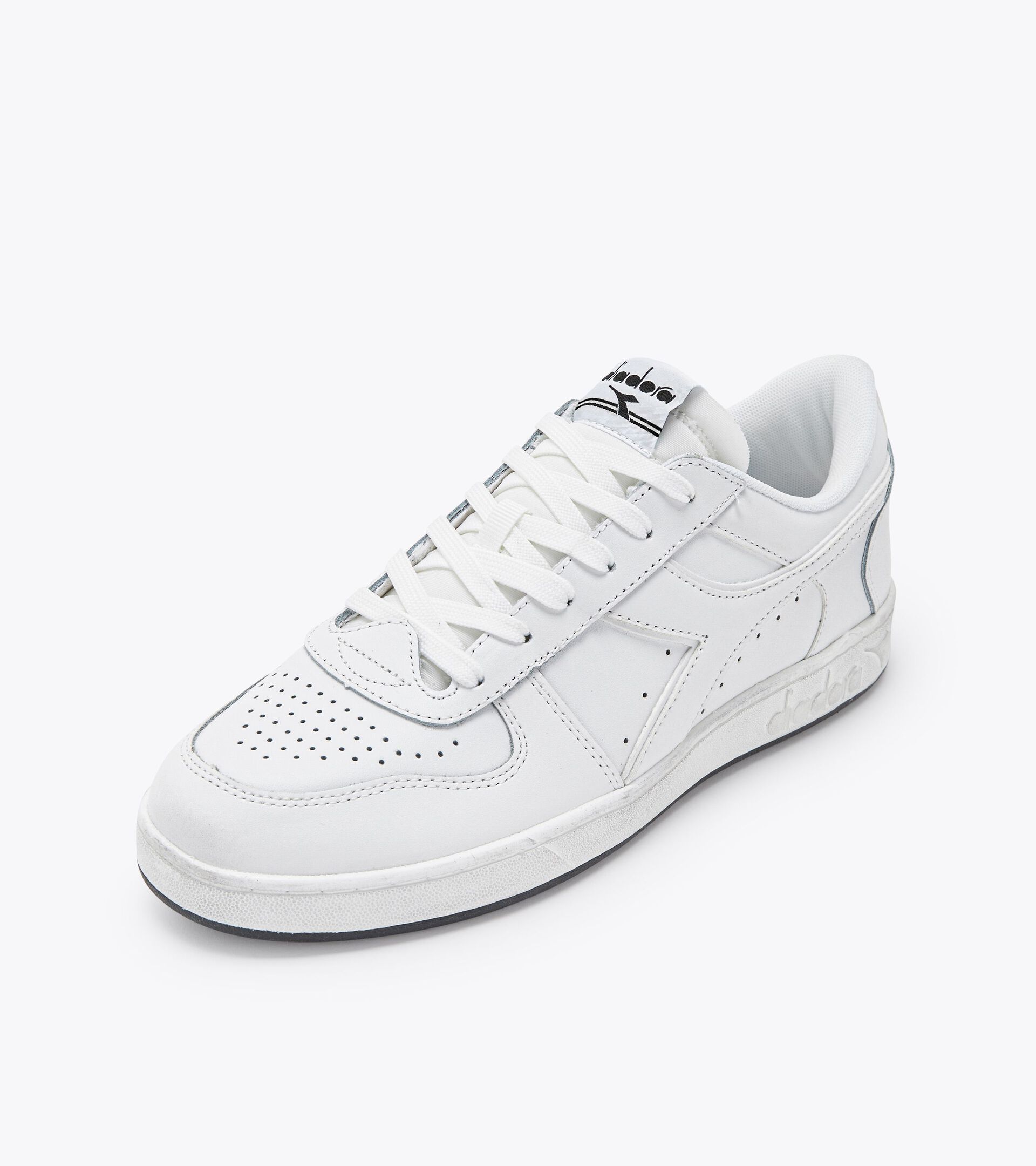 Sporty sneakers - All-Gender MAGIC BASKET LOW ICONA WHITE/WHITE/WHITE - Diadora