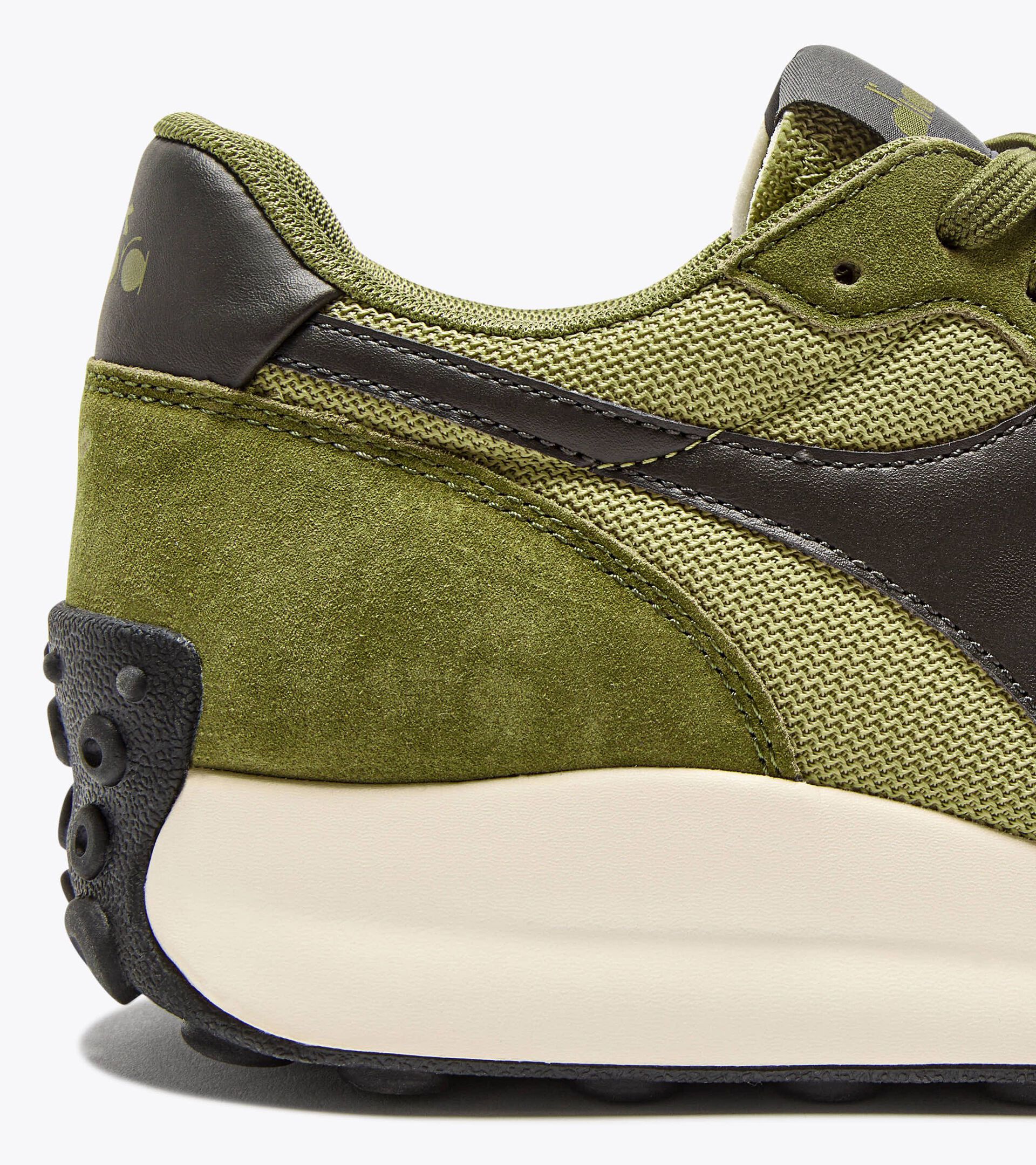 Sporty sneakers - All-Gender RACE NY GREEN MIMETIC - Diadora