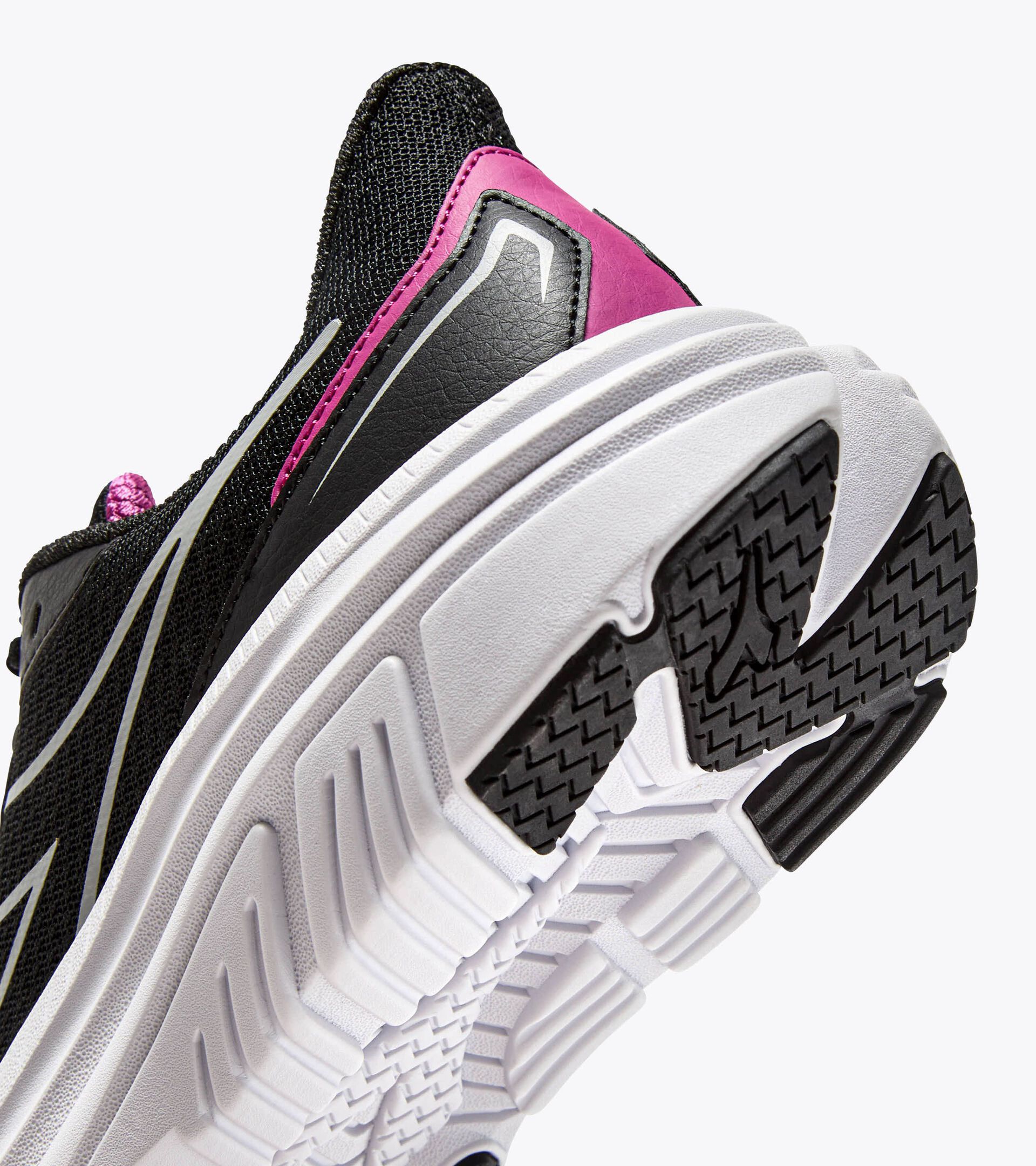 Chaussures de marche§Femme PASSO 5 W NERO/ARGENTO/BIANCO OTTICO - Diadora