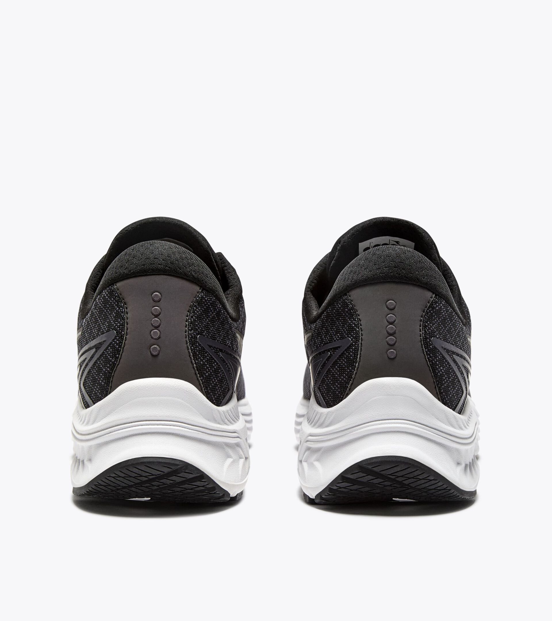 Running shoe with reflective details - Cushioning and protection - Men’s MYTHOS BLUSHIELD 10 VORTICE HIP BLACK/WHITE (C7406) - Diadora