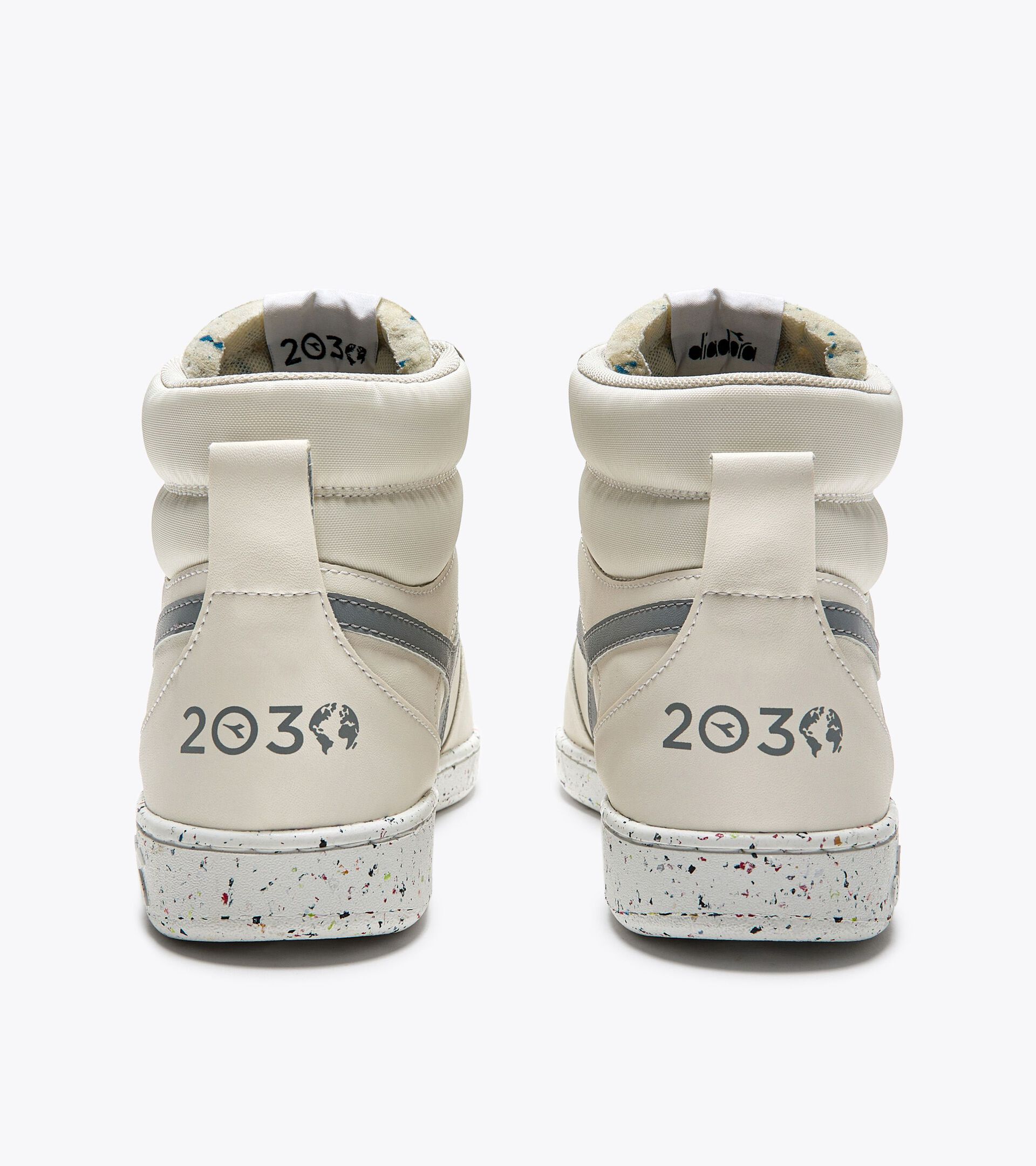 Sporty sneakers - Gender neutral MAGIC BASKET MID 2030 WHISPER WHITE/ULTIMATE GRAY - Diadora