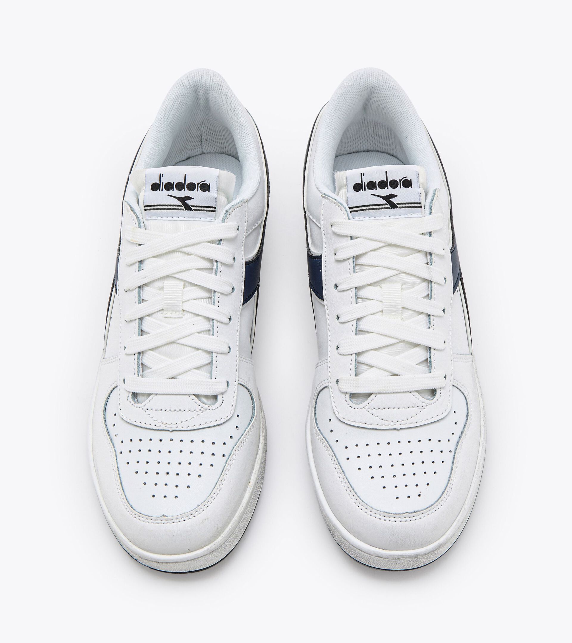 Sporty sneakers - All-Gender MAGIC BASKET LOW ICONA WHITE /BLUE CASPIAN SEA - Diadora