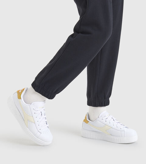 GAME STEP GS, WHITE/GOLD Sports shoes - Youth 8-16 years GAME STEP GS WHITE/GOLD - Diadora