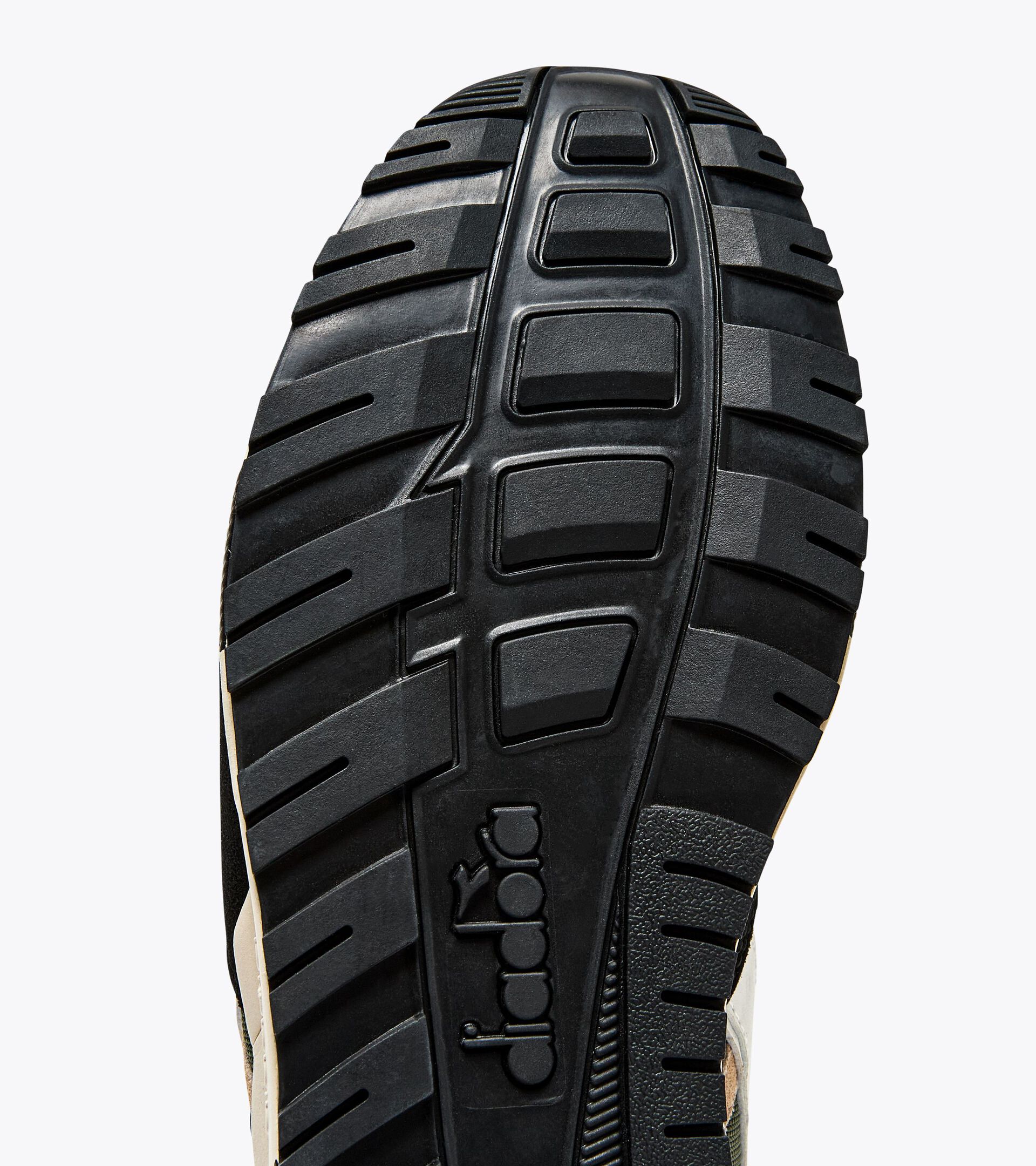 Sporty sneakers - All-Gender N902 KOMBU GREEN/BLACK - Diadora