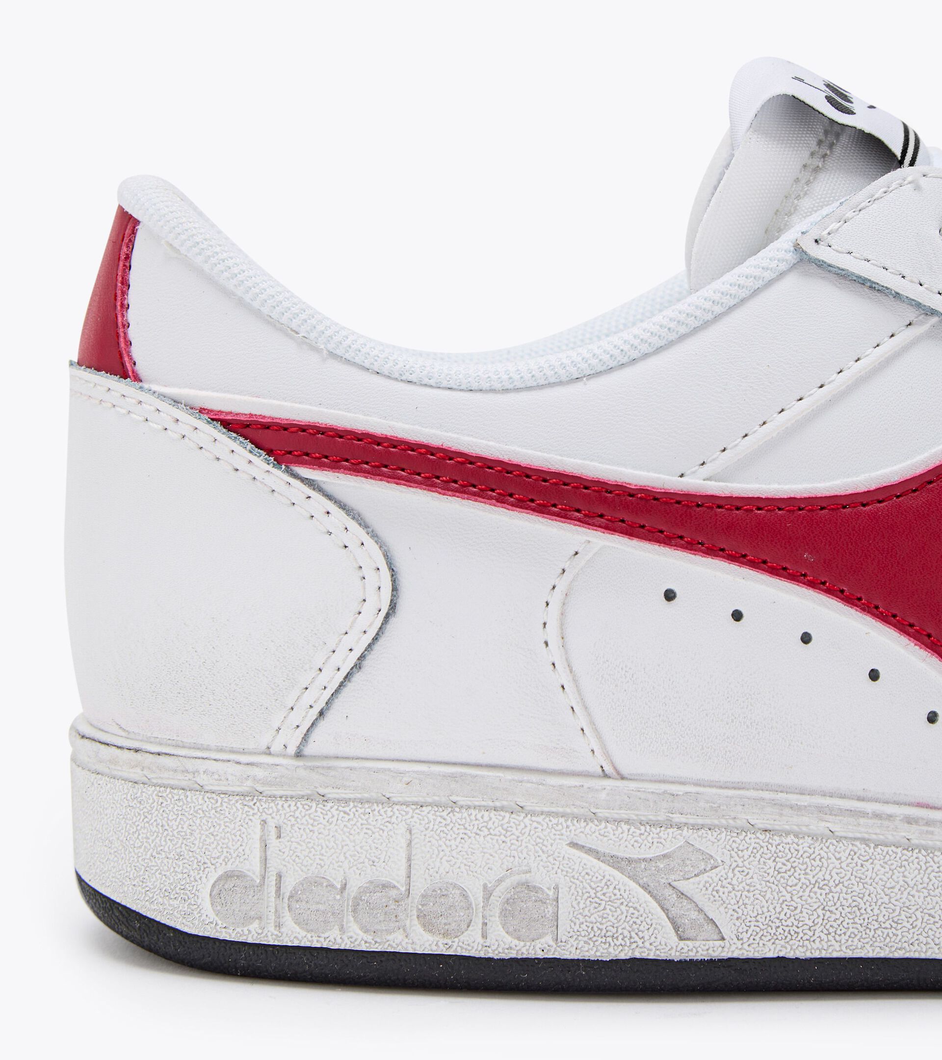 Sporty sneakers - All-Gender MAGIC BASKET LOW ICONA WHITE/CHILI PEPPER - Diadora