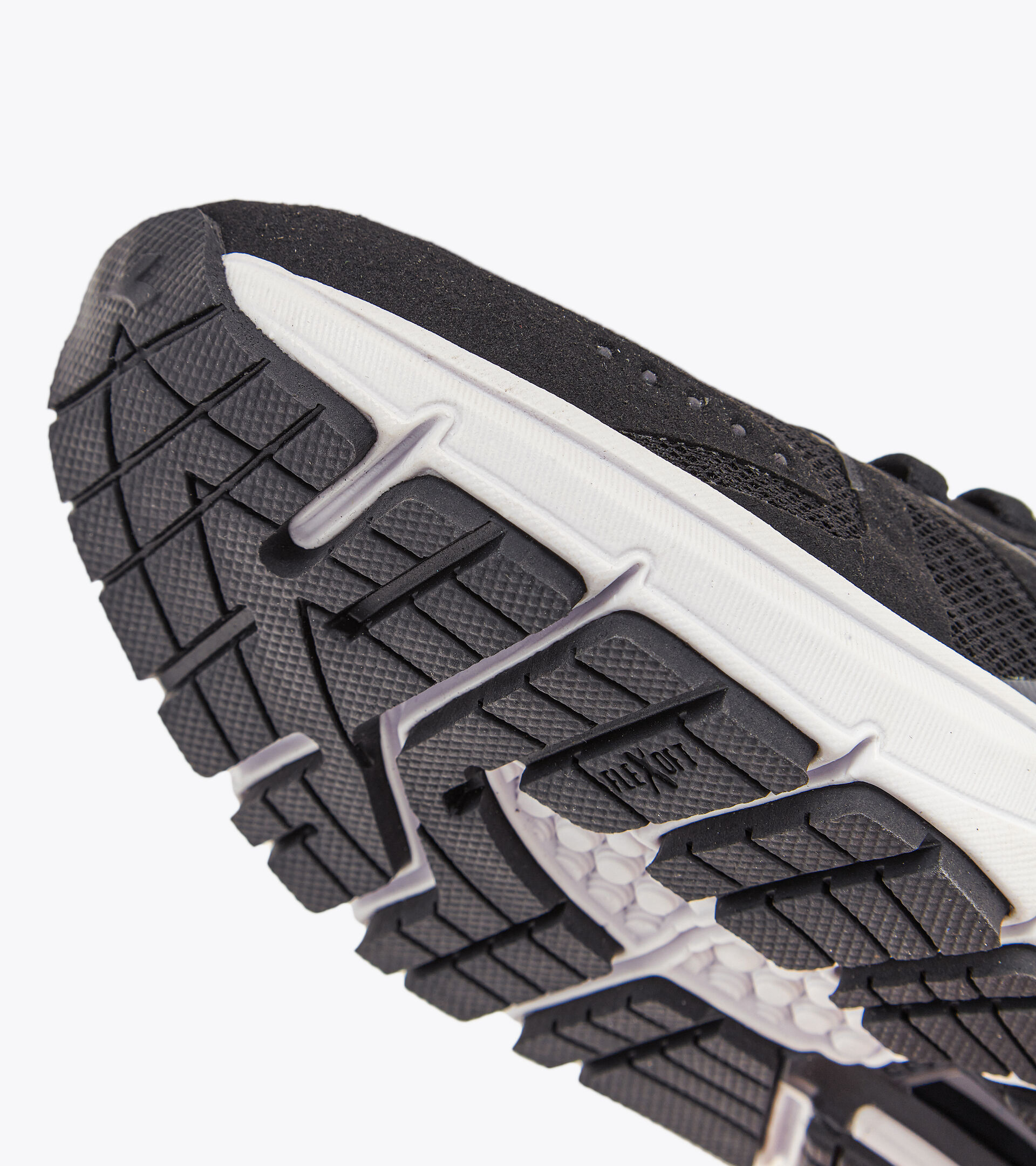 Running shoes - Women
MYTHOS BLUSHIELD 8 VORTICE HIP W BLACK/WHITE (C7406) - Diadora