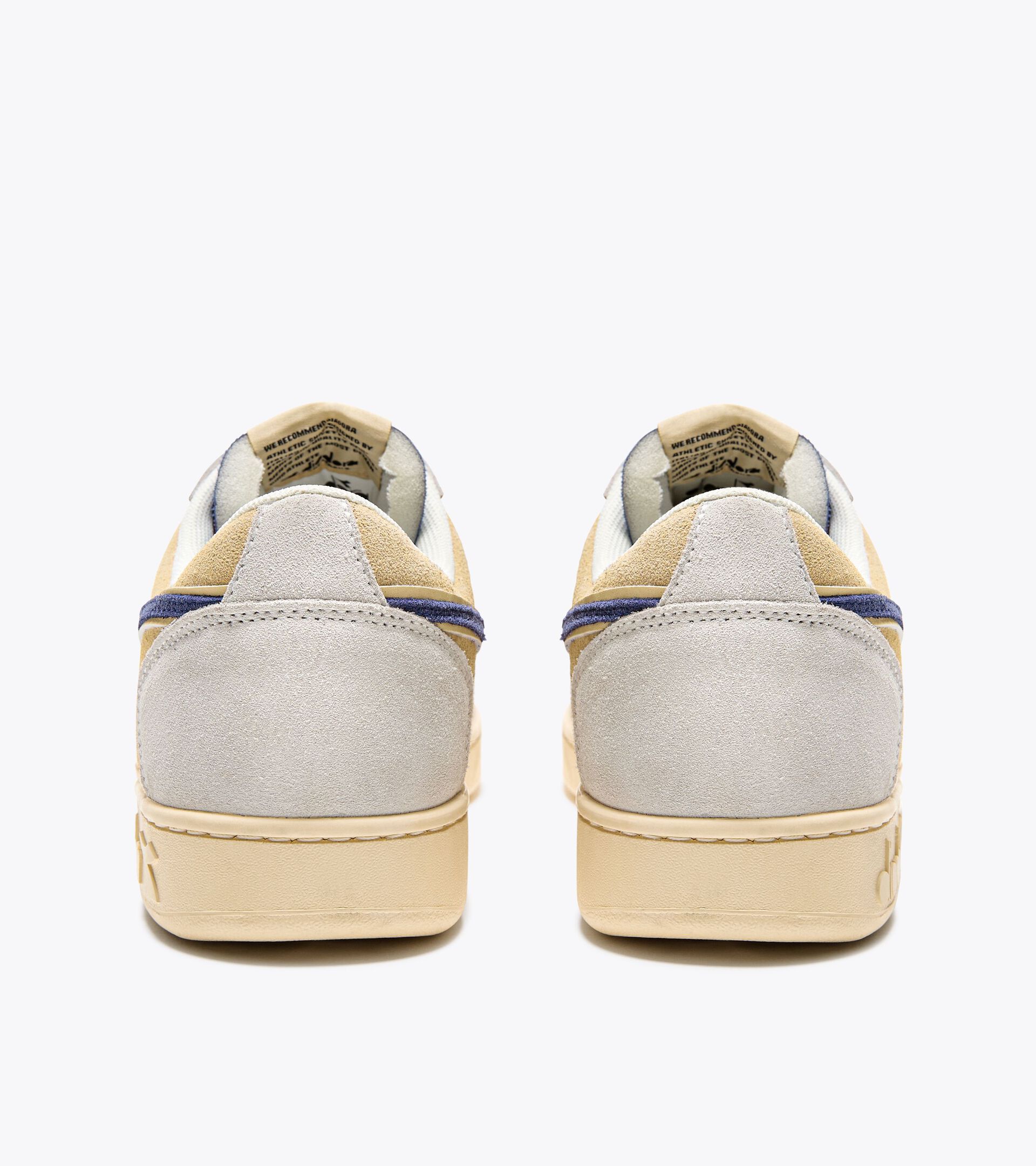 Sporty sneakers - All-Gender MAGIC BASKET LOW SUEDE LEATHER SUPER WHITE/MARLIN - Diadora
