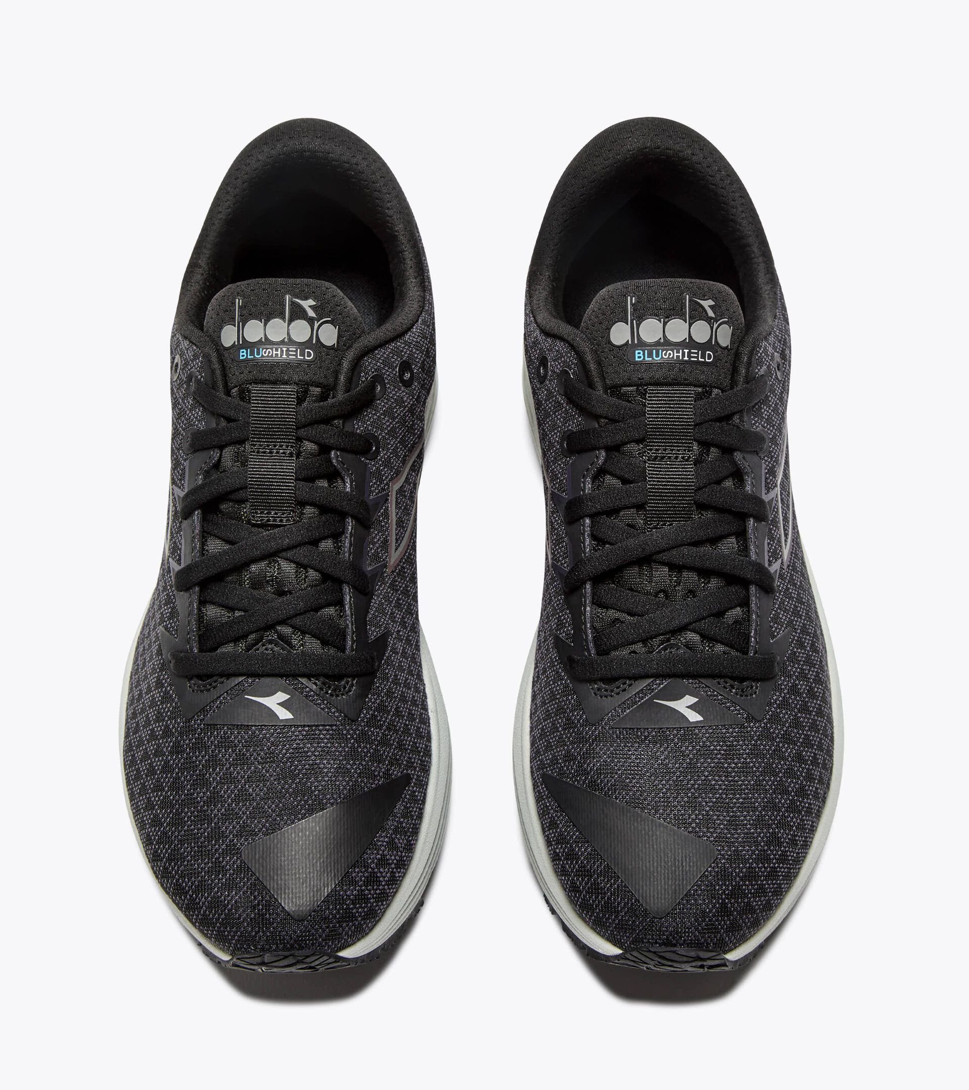 Running shoe with reflective details - Cushioning and protection - Men’s
MYTHOS BLUSHIELD 10 VORTICE HIP BLACK/SILVER - Diadora