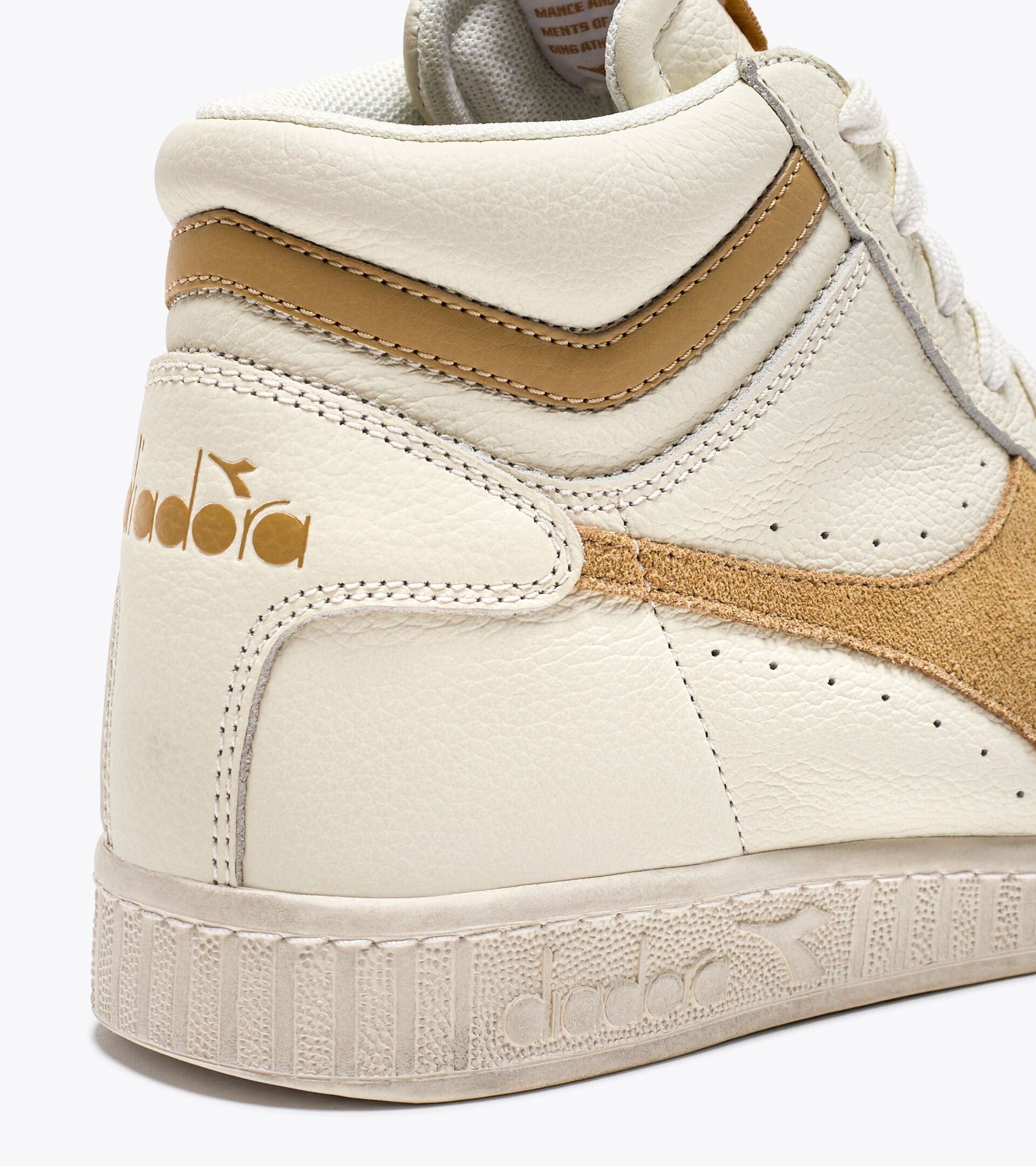 Sporty sneakers - Gender neutral GAME L HIGH WAXED SUEDE POP WHITE/LATTE - Diadora
