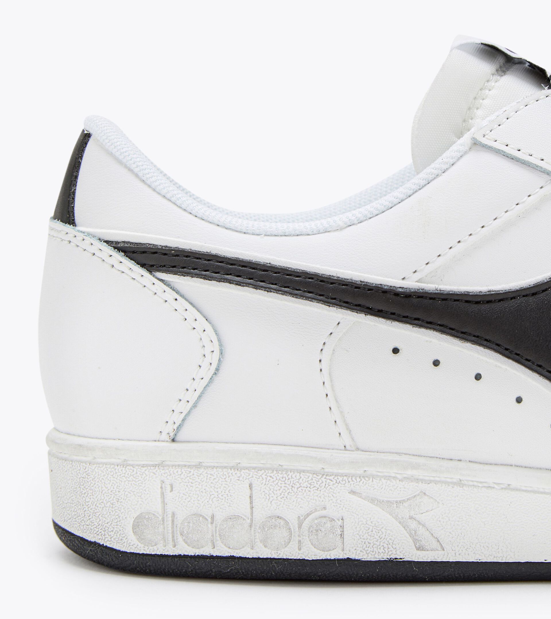 Sporty sneakers - All-Gender MAGIC BASKET LOW ICONA WHITE/WHITE/BLACK - Diadora