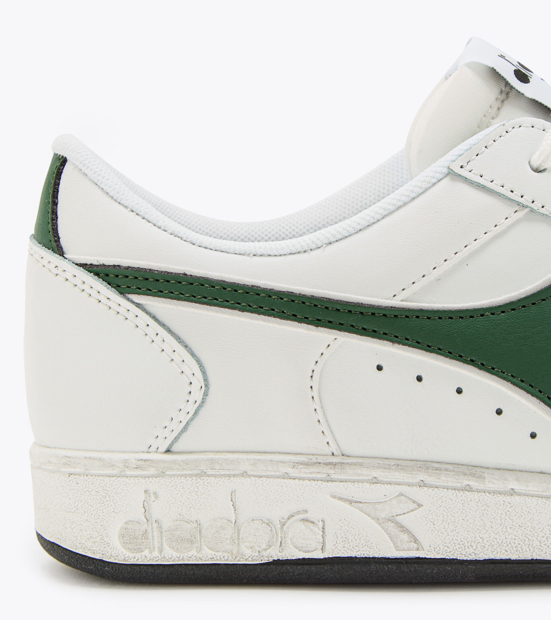 Sporty sneakers - All-Gender MAGIC BASKET LOW ICONA WHITE/FOGLIAGE GREEN - Diadora