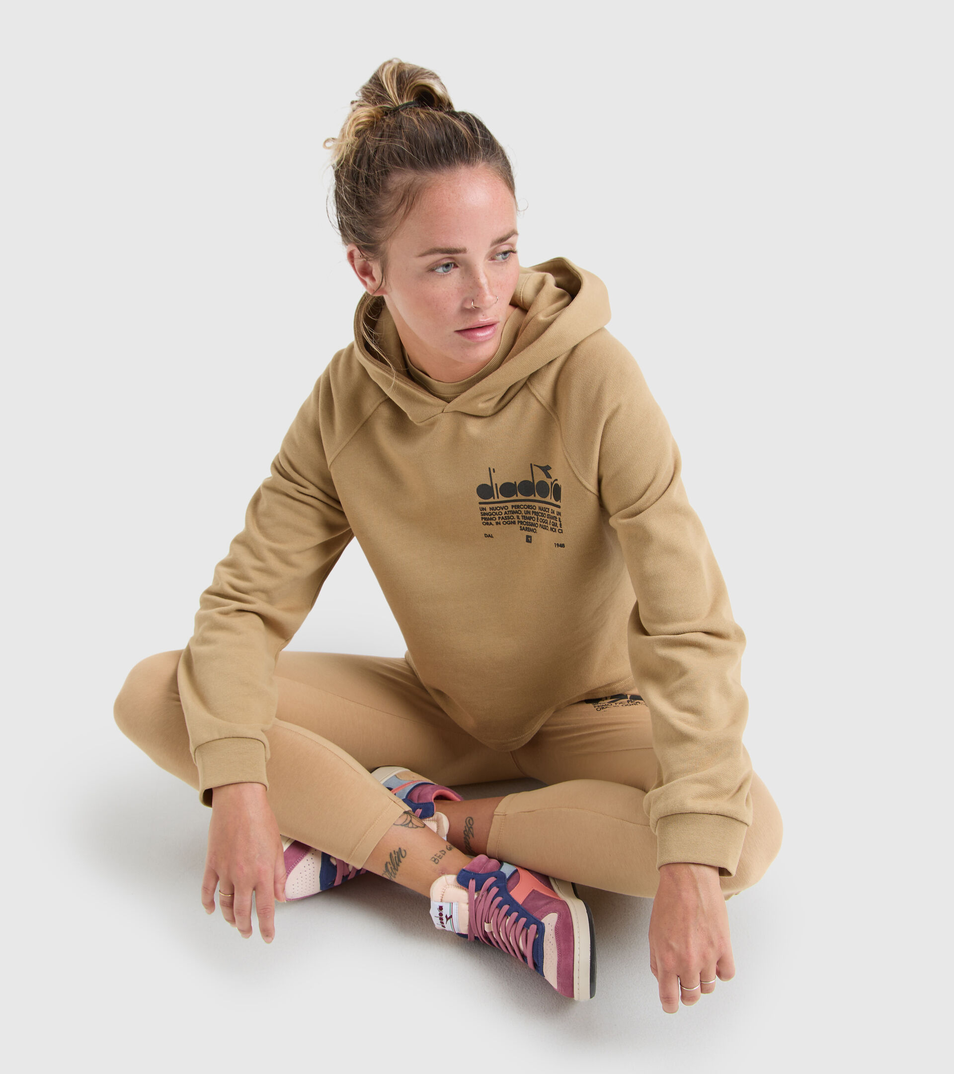 Felpa in cotone con cappuccio - Donna L. HOODIE CROP MANIFESTO BEIGE TAN - Diadora