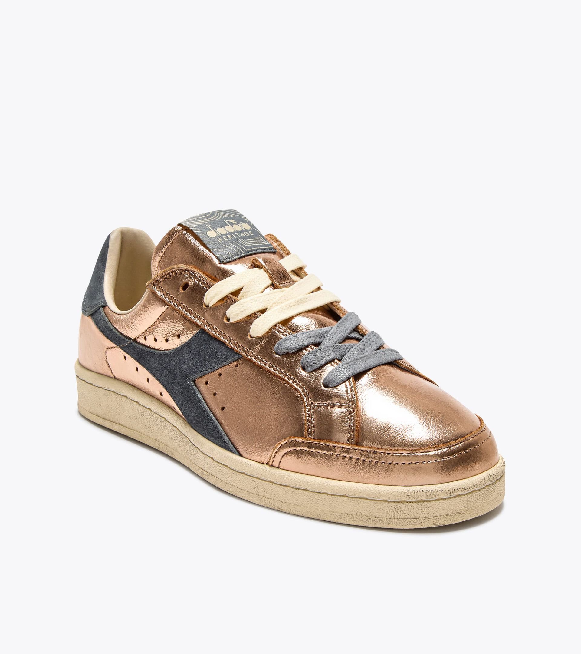 Sneaker Heritage aus metallisiertem Leder - Für alle Geschlechter
 PRESTIGE METAL USED FAST APRIKOSE - Diadora