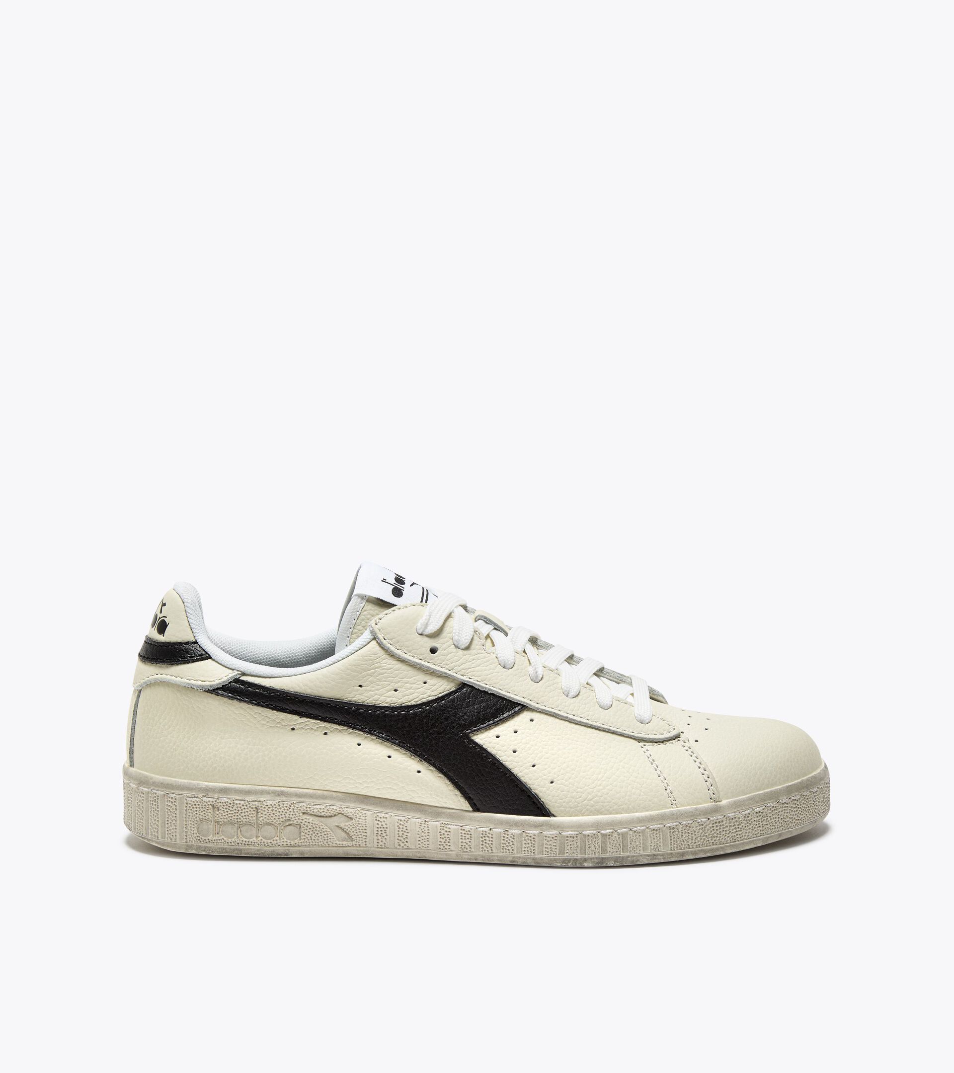 Sporty sneakers - All-Gender GAME L LOW WAXED WHITE/BLACK - Diadora