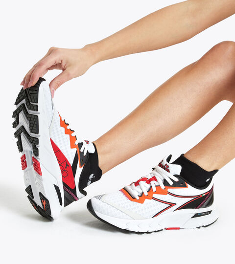 MYTHOS BLUSHIELD VOLO 2 W, WHITE/BLACK/FIERY RED Zapatillas de running - Mujer MYTHOS BLUSHIELD VOLO 2 W WHITE/BLACK/FIERY RED - Diadora