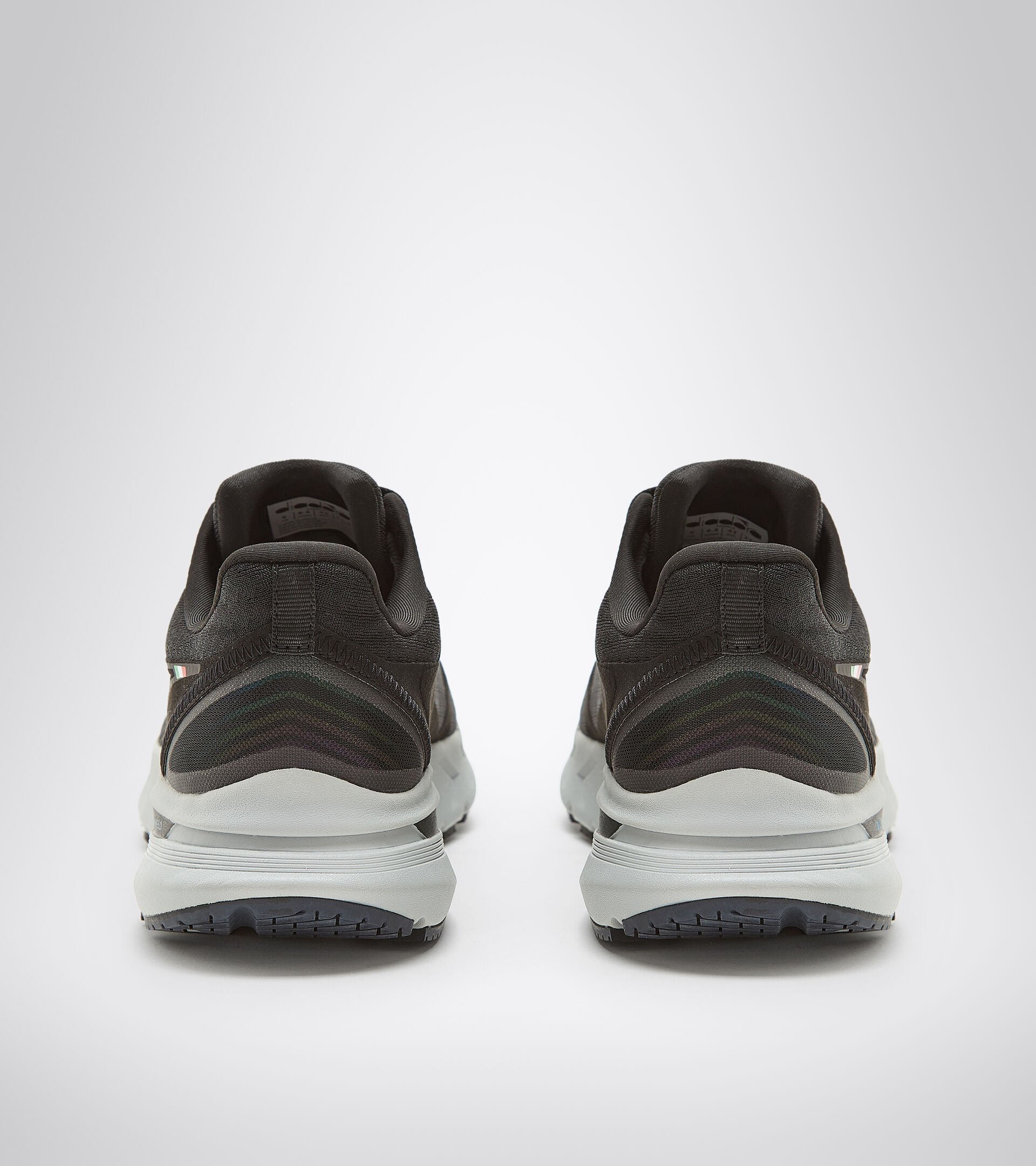 Running shoes - Men MYTHOS BLUSHIELD VOLO HIP 2 BLACK/SILVER - Diadora