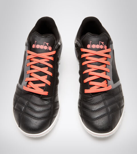 BRASIL SALA TF, NERO/ROSSO FLUO Chaussures de futsal pour terrains durs ou gazon synthétique BRASIL SALA TF NERO/ROSSO FLUO - Diadora
