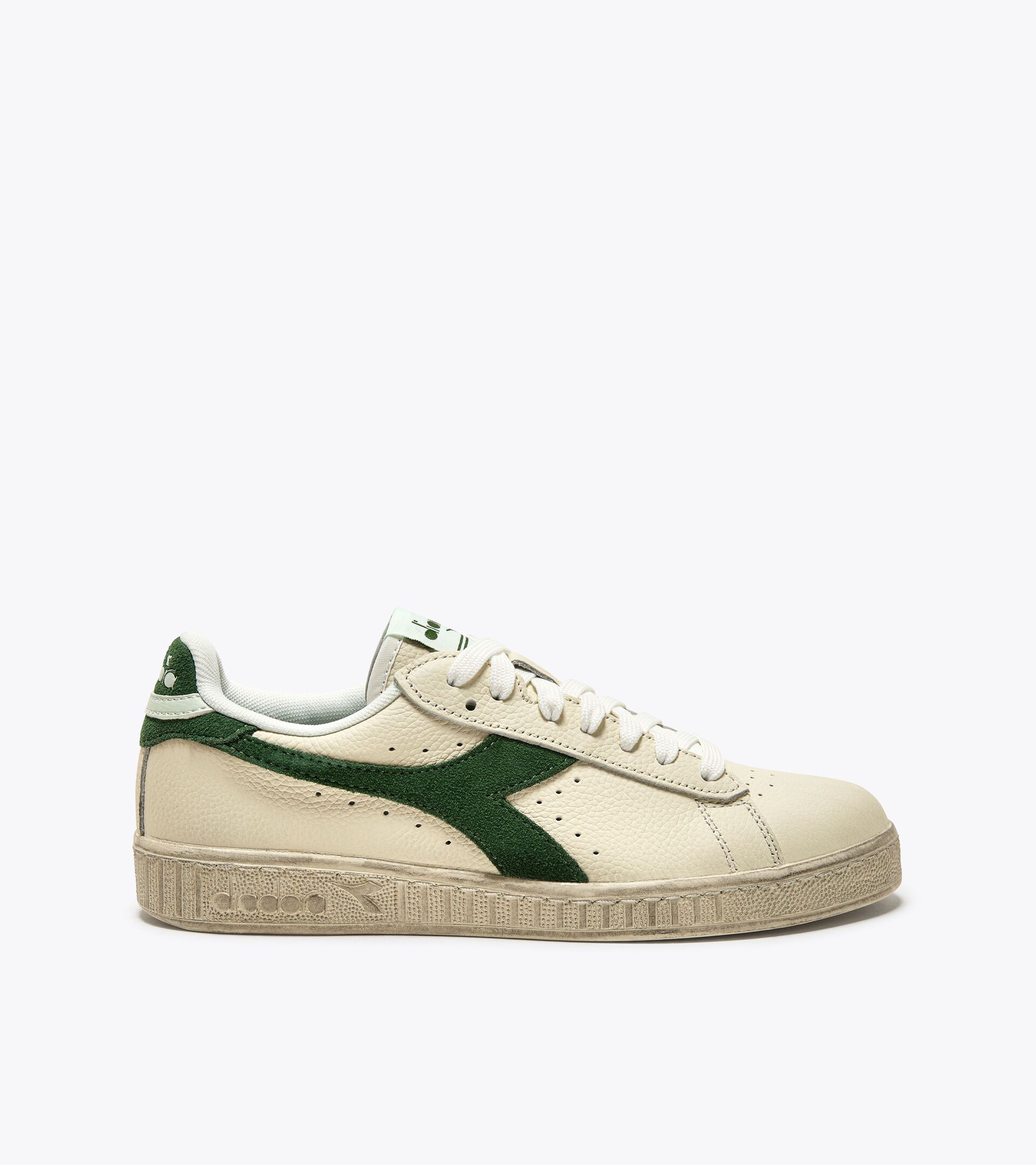 Sporty sneakers - All-Gender GAME L LOW WAXED SUEDE POP GREEN GUARD - Diadora