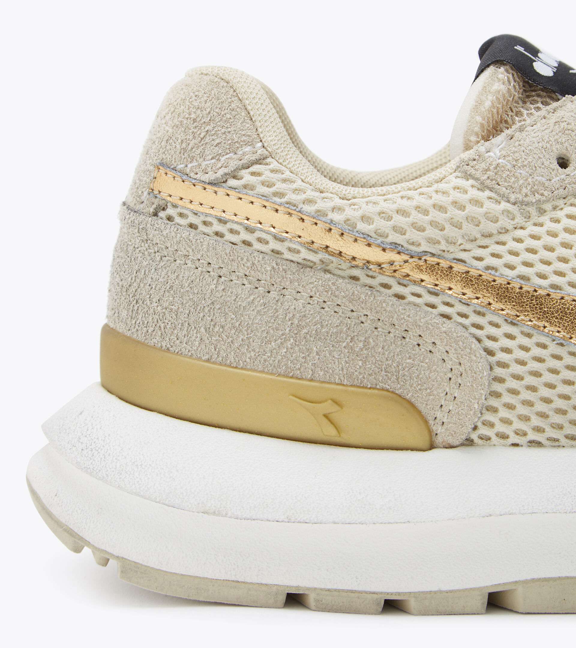 Sports shoes - Women
KMARO 42 METAL WAX WN SEEDPEARL/OYSTER GRAY - Diadora