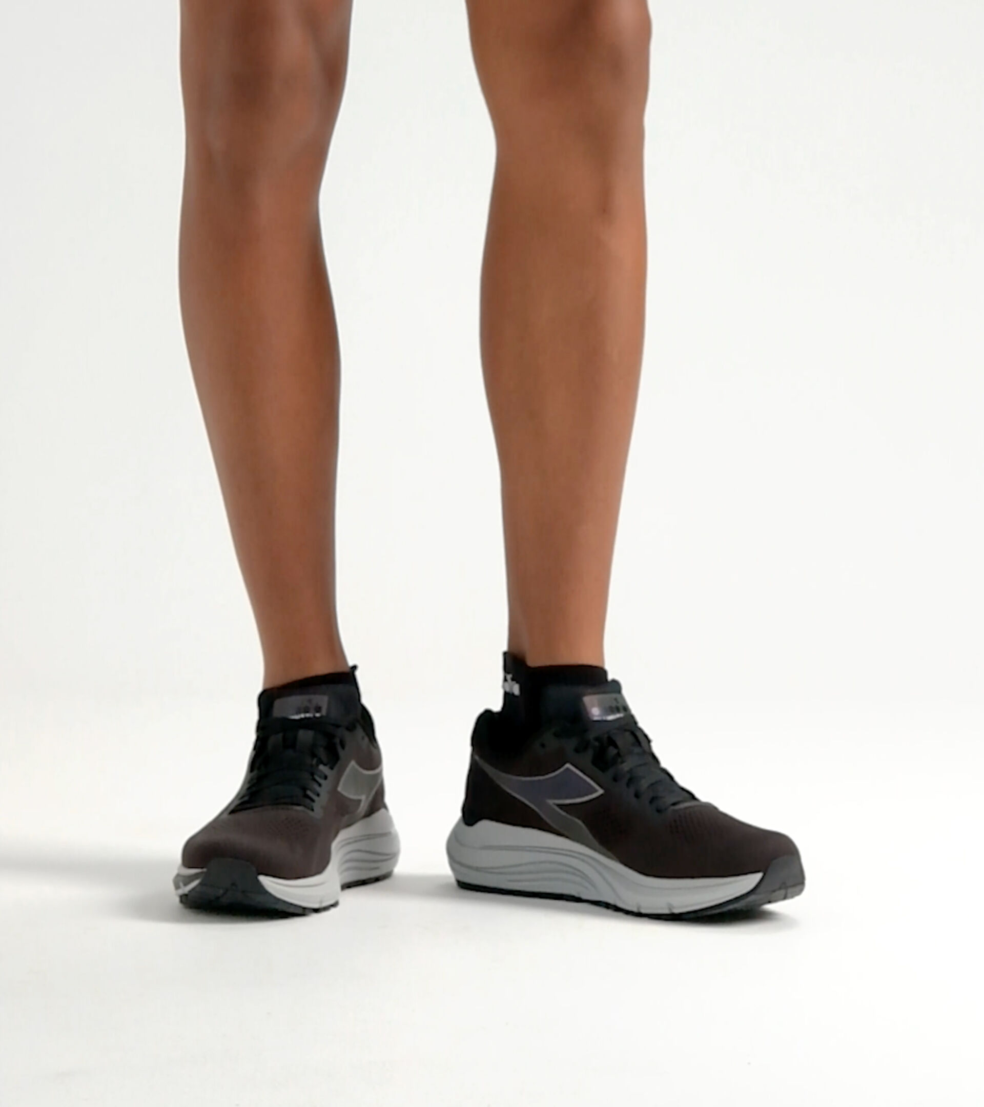 Running shoes - Men MYTHOS BLUSHIELD 7 VORTICE HIP BLACK/SILVER - Diadora
