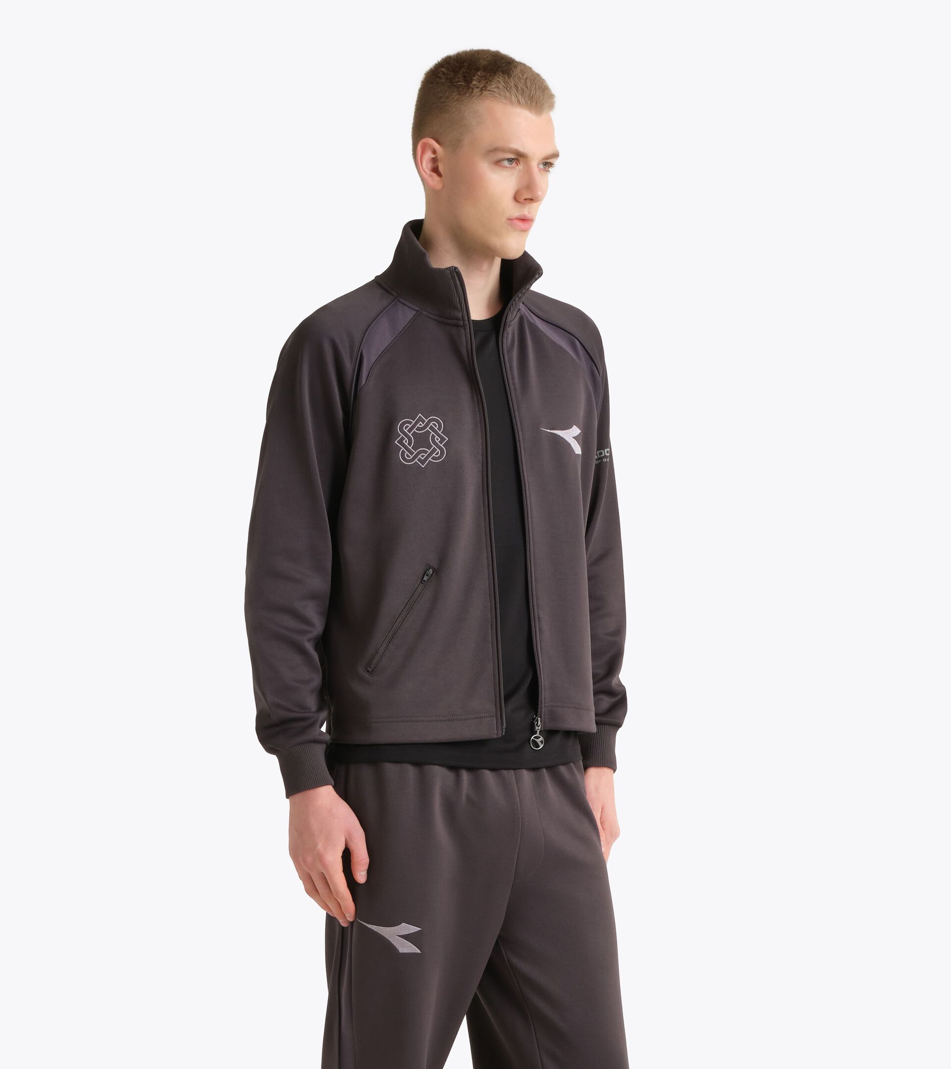 Chaqueta de ch&aacute;ndal cl&aacute;sica de los 80, reinterpretada por Lack of Guidance TRACK JACKET LACK OF GUIDANCE IMAN - Diadora