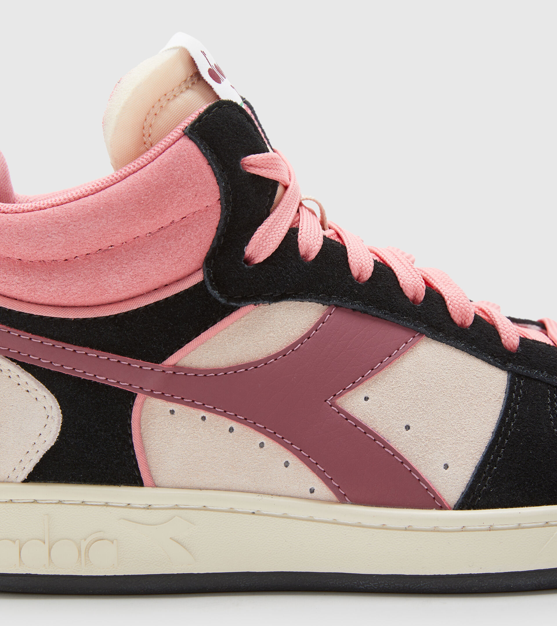 Sports shoes - Women MAGIC BASKET DEMI SUEDE WN SILVER PEONY/BLACK/TEA ROSE - Diadora