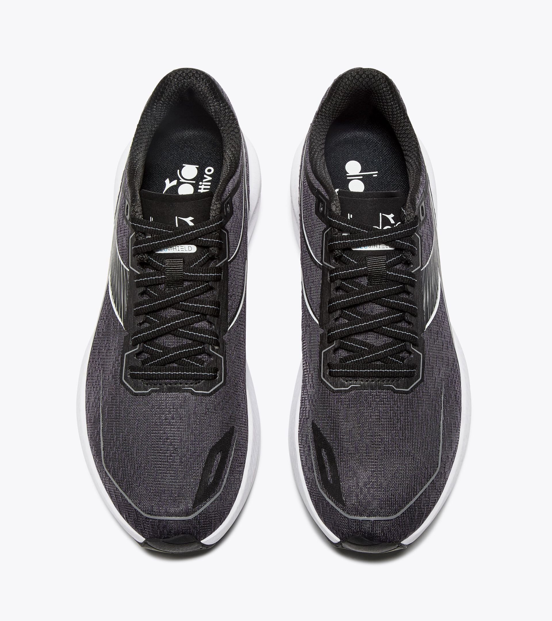 Running shoe - Stability and lightness - Donna
MYTHOS BLUSHIELD VOLO 5 W BLACK/WHITE (C7406) - Diadora